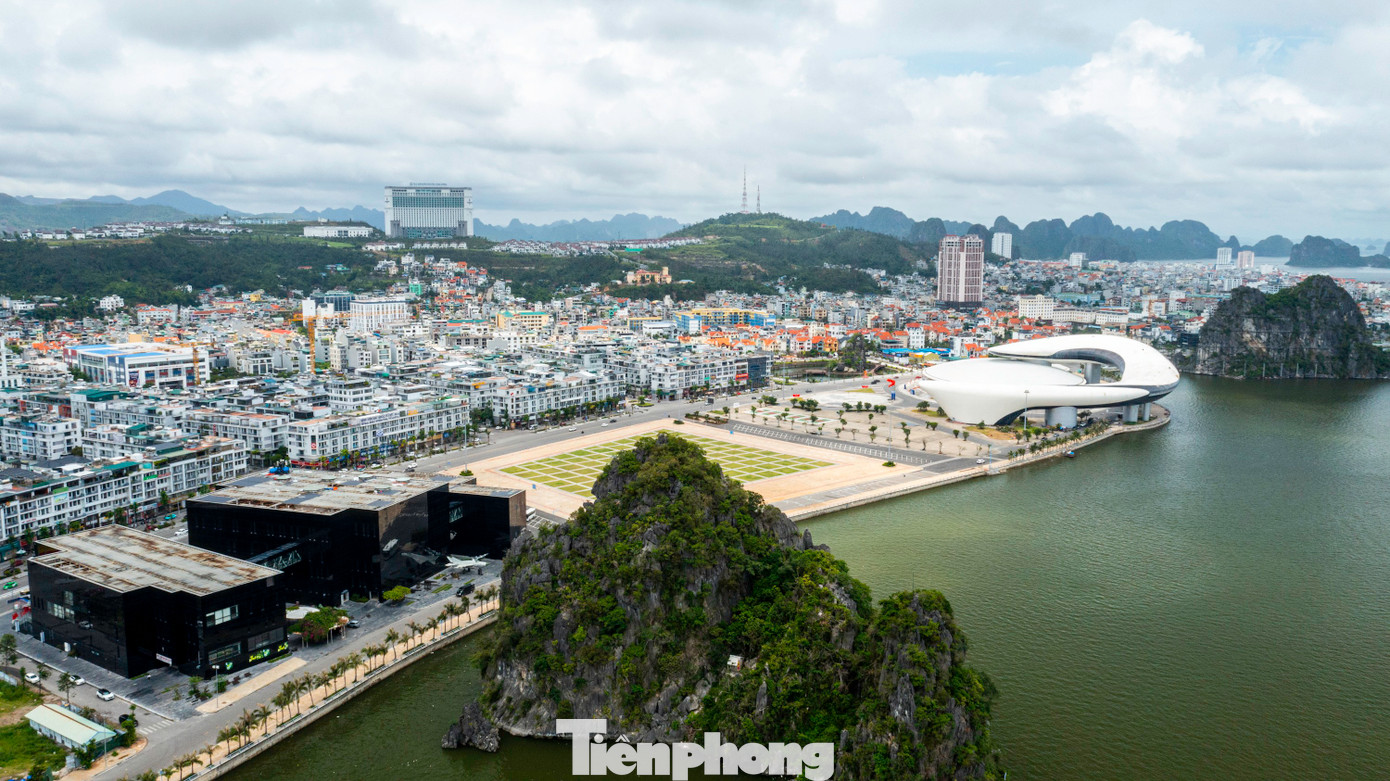 Theo thông tin của tỉnh Quảng Ninh, từ ngày 1/7, địa phương này chính thức xóa bỏ chính quyền cấp huyện, thị xã, thành phố và thành lập 54 phường, xã, đặc khu hoạt động theo chính quyền hai cấp.