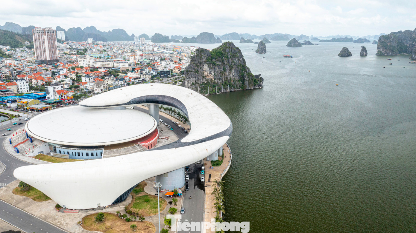 Theo lý giải của TP Hạ Long, Hạ Long là thành phố thủ phủ, là trung tâm kinh tế, chính trị, văn hóa, thương mại, dịch vụ của tỉnh Quảng Ninh; với vịnh Hạ Long được UNESCO công nhận là Di sản thiên nhiên thế giới; là địa phương đối ngoại quốc tế.