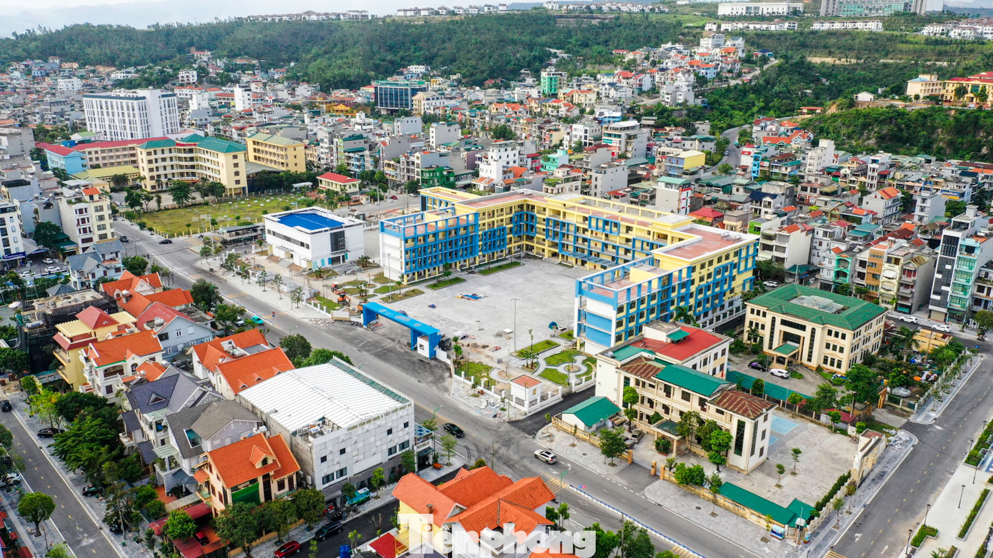 Ngoài ra, phường Hạ Long là nơi tập trung cơ sở giáo dục đào tạo lớn của tỉnh như Trường Đại học Hạ Long, Trường Cao đẳng y tế Quảng Ninh đến các cơ sở giáo dục hàng đầu tư như Trường THPT Chuyên Hạ Long; Trường THPT Hòn Gai, Trường THCS Đoàn Thị Điểm... và Trường Dân tộc nội trú tỉnh Quảng Ninh.