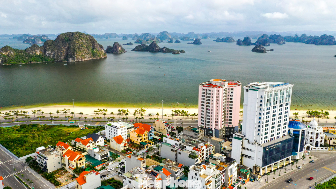 Bãi tắm Hòn Gai được TP Hạ Long đầu tư tại phường Hồng Hà có chiều dài 900m, rộng 185m, các hạng mục vỉa hè rộng 28m gồm nhiều cây xanh bóng mát, khuôn viên; khu vực tắm tráng hiện đại, bãi để xe riêng biệt...với tổng mức đầu tư hơn 100 tỷ đồng.