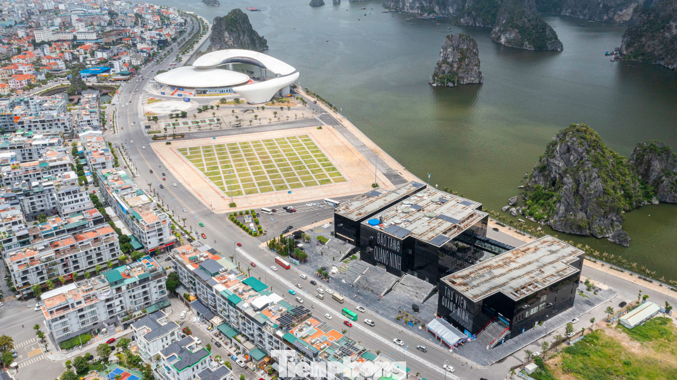 Đây cũng là nơi có các công trình văn hóa nổi tiếng, đặc biệt là cụm công trình Bảo tàng - thư viện tỉnh; Quảng trường 30 tháng 10 và Cung quy hoạch, hội chợ và triển lãm tỉnh Quảng Ninh, đây là địa điểm tổ chức các hoạt động chính trị - văn hóa - thể thao lớn của tỉnh và các sự kiện ngoại giao quốc tế.