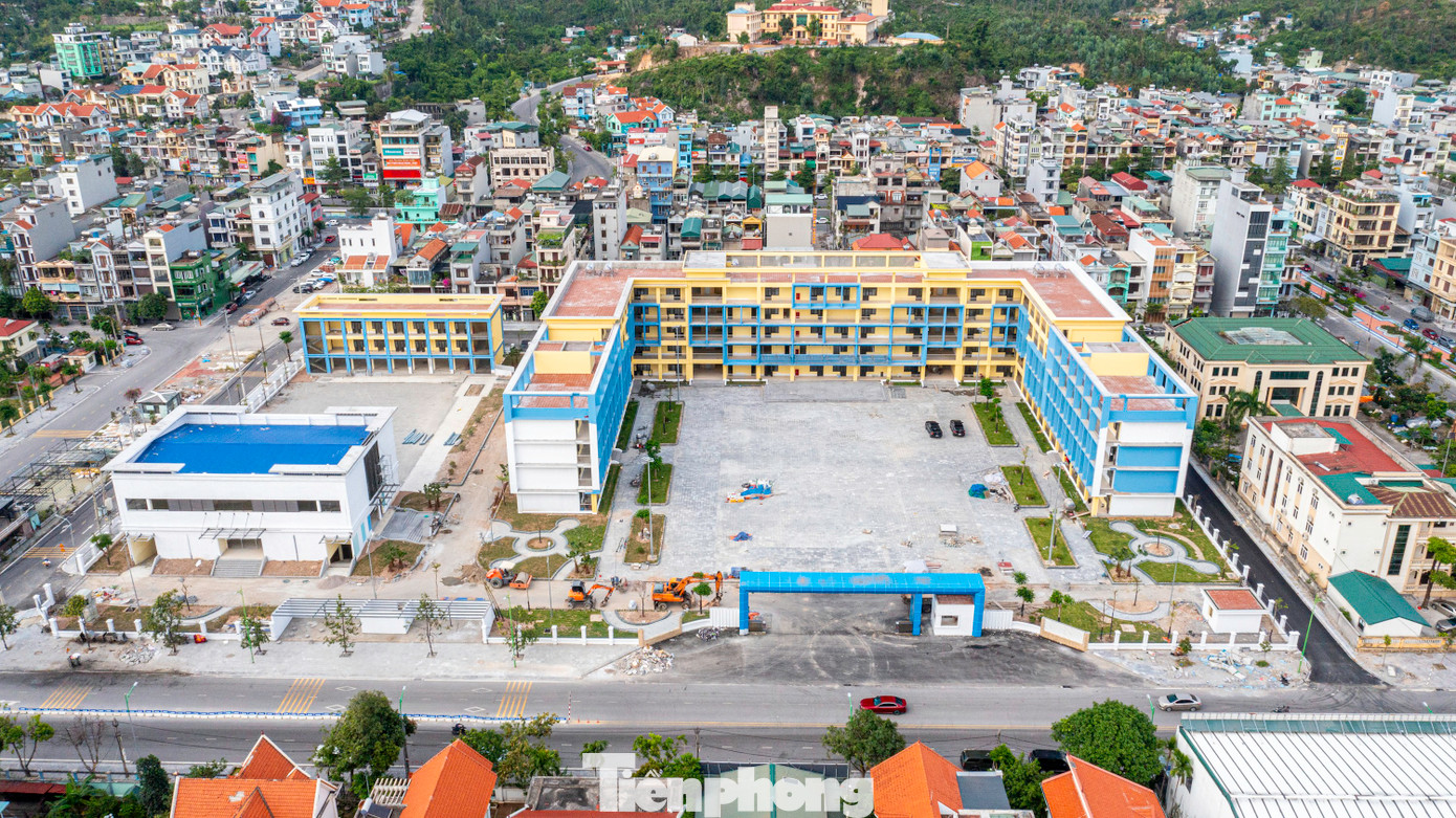 Ngoài ra, phường Hạ Long là nơi tập trung cơ sở giáo dục đào tạo lớn của tỉnh như Trường Đại học Hạ Long, Trường Cao đẳng y tế Quảng Ninh đến các cơ sở giáo dục hàng đầu tư như Trường THPT Chuyên Hạ Long; Trường THPT Hòn Gai, Trường THCS Đoàn Thị Điểm... và Trường Dân tộc nội trú tỉnh Quảng Ninh.