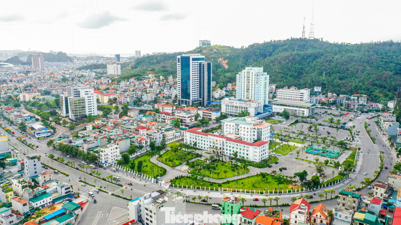 Các phường Hồng Hà và Hồng Hải có vị trí địa lý là trung tâm hành chính của tỉnh Quảng Ninh, với các trụ sở của Tỉnh ủy, HĐND, UBND tỉnh Quảng Ninh và các sở, ban, ngành. Vì vậy, việc đặt tên phường mới sau sáp nhập là Hạ Long mang dấu ấn của TP Hạ Long trước khi sắp xếp.