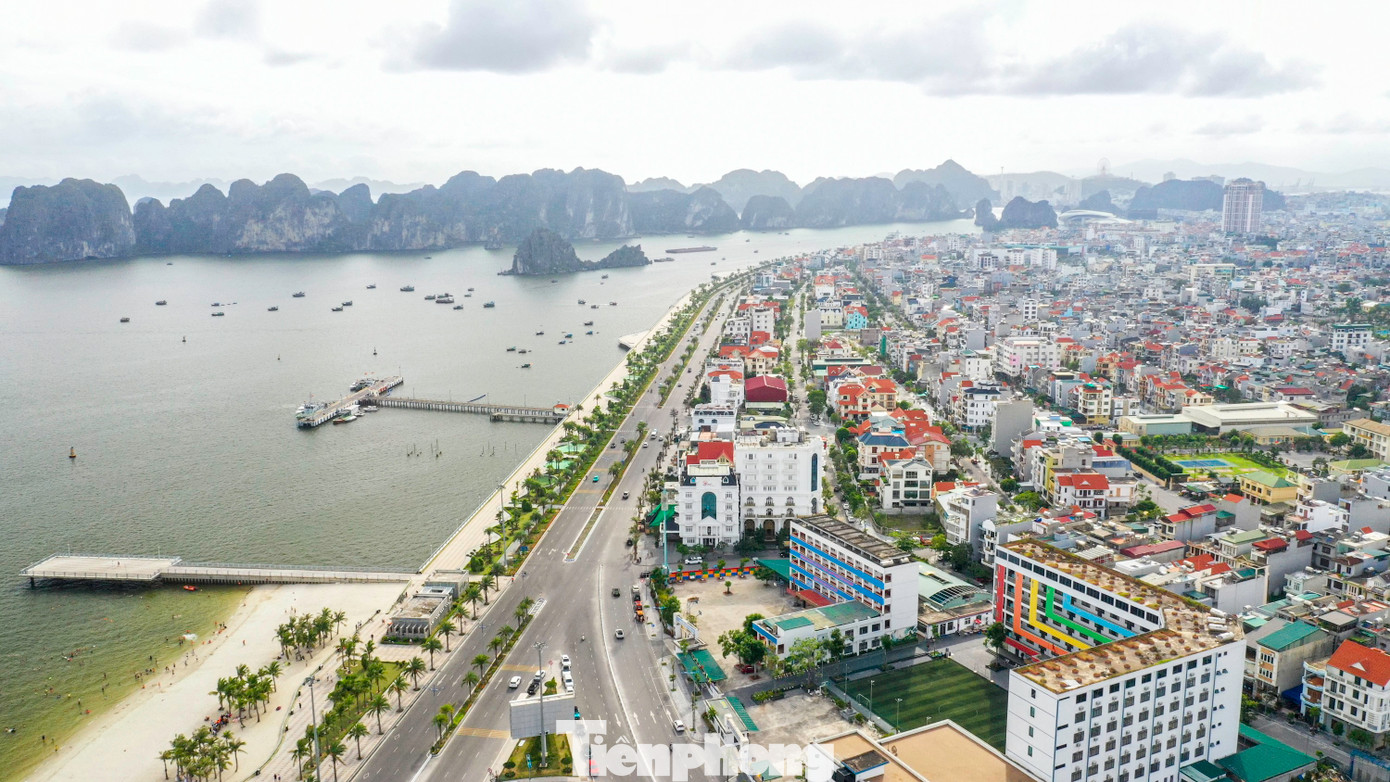 Theo lý giải của TP Hạ Long, Hạ Long là thành phố thủ phủ, là trung tâm kinh tế, chính trị, văn hóa, thương mại, dịch vụ của tỉnh Quảng Ninh; với vịnh Hạ Long được UNESCO công nhận là Di sản thiên nhiên thế giới; là địa phương đối ngoại quốc tế.