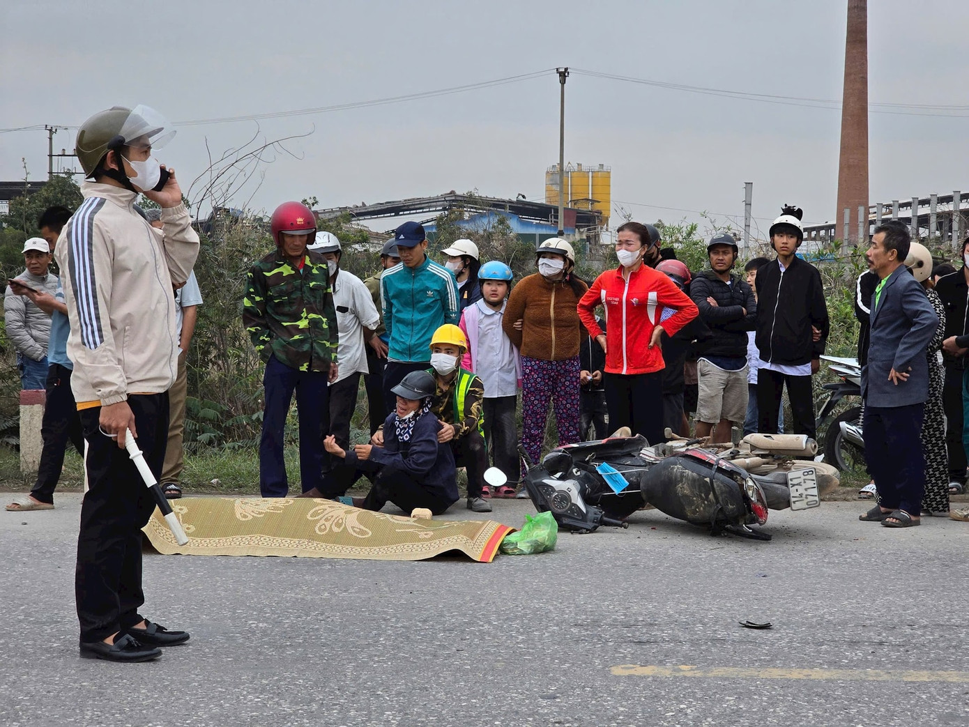 Vụ TNGT thứ hai giữa xe máy và xe tải khiến người điều khiển xe máy tử vong. Vụ TNGT thứ hai giữa xe máy và xe tải khiến người điều khiển xe máy tử vong.