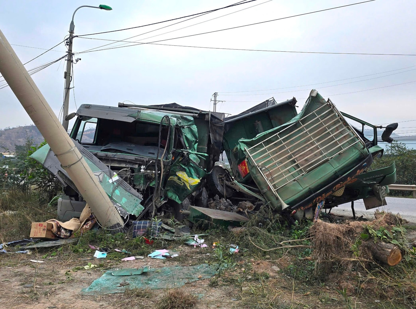 Hai xe tải va chạm với nhau và đâm đổ cột điện ven đường. Hai xe tải va chạm với nhau và đâm đổ cột điện ven đường.