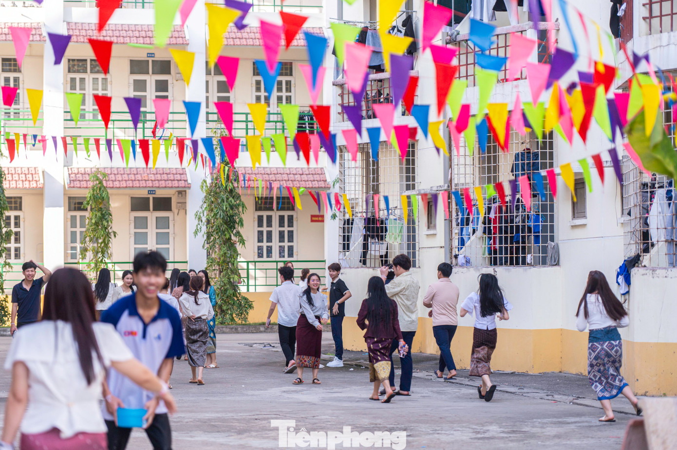 Theo các lưu học sinh Lào, vào ngày này tại quê hương hoạt động té nước sẽ bắt đầu từ sáng, và kết thúc vào khoảng độ 16h chiều, trước khi mặt trời lặn. Trong hoạt động này, mọi người, không phân biệt già trẻ lớn bé, là người Lào hay khách du lịch quốc tế, chỉ cần ra đường là sẽ được thấm đẫm giọt nước mát lành. Theo các lưu học sinh Lào, vào ngày này tại quê hương hoạt động té nước sẽ bắt đầu từ sáng, và kết thúc vào khoảng độ 16h chiều, trước khi mặt trời lặn. Trong hoạt động này, mọi người, không phân biệt già trẻ lớn bé, là người Lào hay khách du lịch quốc tế, chỉ cần ra đường là sẽ được thấm đẫm giọt nước mát lành.
