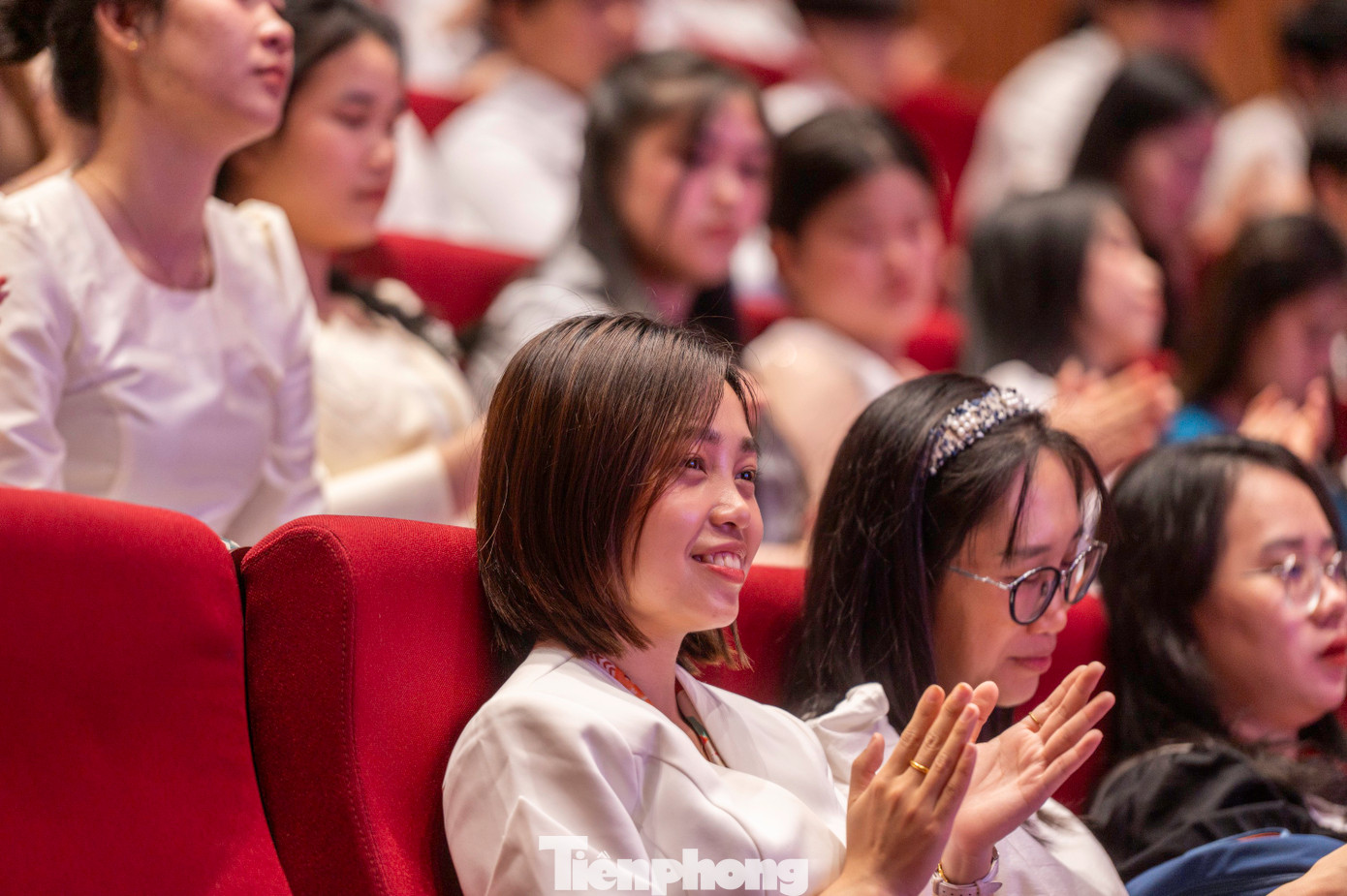 Đây là kết quả của việc kết nghĩa, hợp tác và trao đổi sinh viên giữa tỉnh Quảng Ninh với 3 tỉnh phía Bắc Lào gồm Luông Pha Băng, Hủa Phăn và Xay Nhạ Bu Ly. Nhiều sinh viên Lào sau khi hoàn thiện chương trình 5 năm học tại Đại học Hạ Long đã quay trở về Lào xây dựng làng bản, quê hương đất nước. Đây là kết quả của việc kết nghĩa, hợp tác và trao đổi sinh viên giữa tỉnh Quảng Ninh với 3 tỉnh phía Bắc Lào gồm Luông Pha Băng, Hủa Phăn và Xay Nhạ Bu Ly. Nhiều sinh viên Lào sau khi hoàn thiện chương trình 5 năm học tại Đại học Hạ Long đã quay trở về Lào xây dựng làng bản, quê hương đất nước.