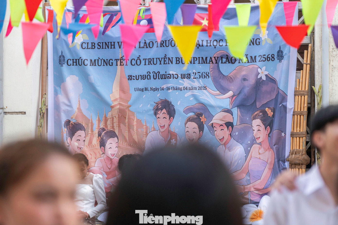 Tục té nước đón năm mới nhằm đưa tiễn mùa khô và cầu mưa xuống với mong muốn mưa thuận gió hòa đem lại sự sinh sôi nảy nở cho vạn vật. Tục té nước đón năm mới nhằm đưa tiễn mùa khô và cầu mưa xuống với mong muốn mưa thuận gió hòa đem lại sự sinh sôi nảy nở cho vạn vật.