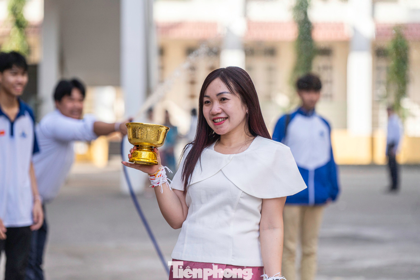 Lễ hội cũng thu hút nhiều sinh viên, giảng viên Việt Nam tham dự. "Rất thú vị và mang đầy ý nghĩa. Chúng tôi cùng cả sinh viên Việt Nam, sinh viên Lào hòa cùng vào Tết cổ truyền Bunpimay tham gia các hoạt động như té nước, buộc chỉ cổ tay. Tôi nhận được lời chúc hạnh phúc và sức khỏe của các lưu học sinh Lào", cô Vũ Ngọc Huyền Chi - giảng viên Trường Đại học Hạ Long chia sẻ. Lễ hội cũng thu hút nhiều sinh viên, giảng viên Việt Nam tham dự. "Rất thú vị và mang đầy ý nghĩa. Chúng tôi cùng cả sinh viên Việt Nam, sinh viên Lào hòa cùng vào Tết cổ truyền Bunpimay tham gia các hoạt động như té nước, buộc chỉ cổ tay. Tôi nhận được lời chúc hạnh phúc và sức khỏe của các lưu học sinh Lào", cô Vũ Ngọc Huyền Chi - giảng viên Trường Đại học Hạ Long chia sẻ.