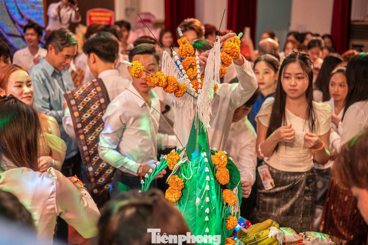 Theo phong tục, nghi lễ phải được tổ chức ở nơi trang trọng nhất trong nhà, cơ quan. Người chủ trì nghi lễ theo nguyên tắc là Mophon (thầy cúng), nhà sư, nhà sư đã hoàn tục hoặc các bậc cao niên có uy tín trong dòng tộc, dòng họ làm lễ buộc chỉ cổ tay. Theo phong tục, nghi lễ phải được tổ chức ở nơi trang trọng nhất trong nhà, cơ quan. Người chủ trì nghi lễ theo nguyên tắc là Mophon (thầy cúng), nhà sư, nhà sư đã hoàn tục hoặc các bậc cao niên có uy tín trong dòng tộc, dòng họ làm lễ buộc chỉ cổ tay.