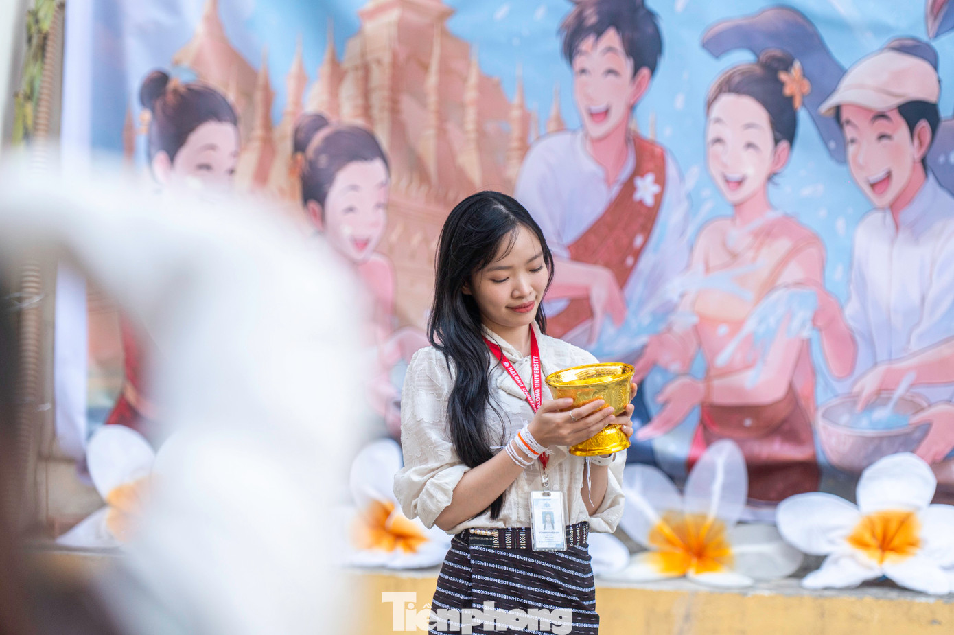 Lễ hội cũng thu hút nhiều sinh viên, giảng viên Việt Nam tham dự. "Rất thú vị và mang đầy ý nghĩa. Chúng tôi cùng cả sinh viên Việt Nam, sinh viên Lào hòa cùng vào Tết cổ truyền Bunpimay tham gia các hoạt động như té nước, buộc chỉ cổ tay. Tôi nhận được lời chúc hạnh phúc và sức khỏe của các lưu học sinh Lào", cô Vũ Ngọc Huyền Chi - giảng viên Trường Đại học Hạ Long chia sẻ. Lễ hội cũng thu hút nhiều sinh viên, giảng viên Việt Nam tham dự. "Rất thú vị và mang đầy ý nghĩa. Chúng tôi cùng cả sinh viên Việt Nam, sinh viên Lào hòa cùng vào Tết cổ truyền Bunpimay tham gia các hoạt động như té nước, buộc chỉ cổ tay. Tôi nhận được lời chúc hạnh phúc và sức khỏe của các lưu học sinh Lào", cô Vũ Ngọc Huyền Chi - giảng viên Trường Đại học Hạ Long chia sẻ.