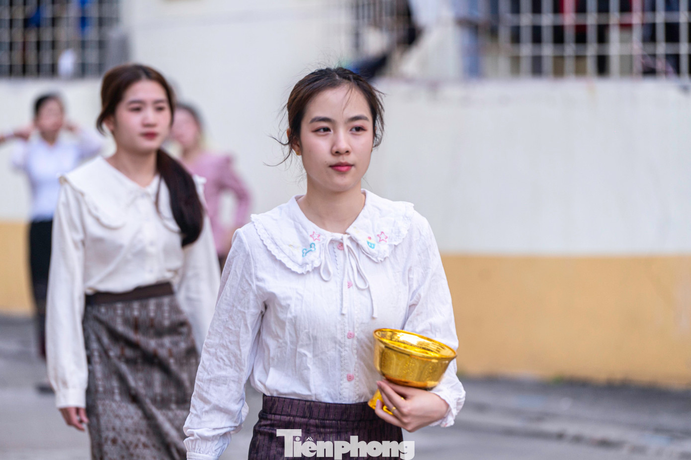 Theo các lưu học sinh Lào, vào ngày này tại quê hương hoạt động té nước sẽ bắt đầu từ sáng, và kết thúc vào khoảng độ 16h chiều, trước khi mặt trời lặn. Trong hoạt động này, mọi người, không phân biệt già trẻ lớn bé, là người Lào hay khách du lịch quốc tế, chỉ cần ra đường là sẽ được thấm đẫm giọt nước mát lành. Theo các lưu học sinh Lào, vào ngày này tại quê hương hoạt động té nước sẽ bắt đầu từ sáng, và kết thúc vào khoảng độ 16h chiều, trước khi mặt trời lặn. Trong hoạt động này, mọi người, không phân biệt già trẻ lớn bé, là người Lào hay khách du lịch quốc tế, chỉ cần ra đường là sẽ được thấm đẫm giọt nước mát lành.