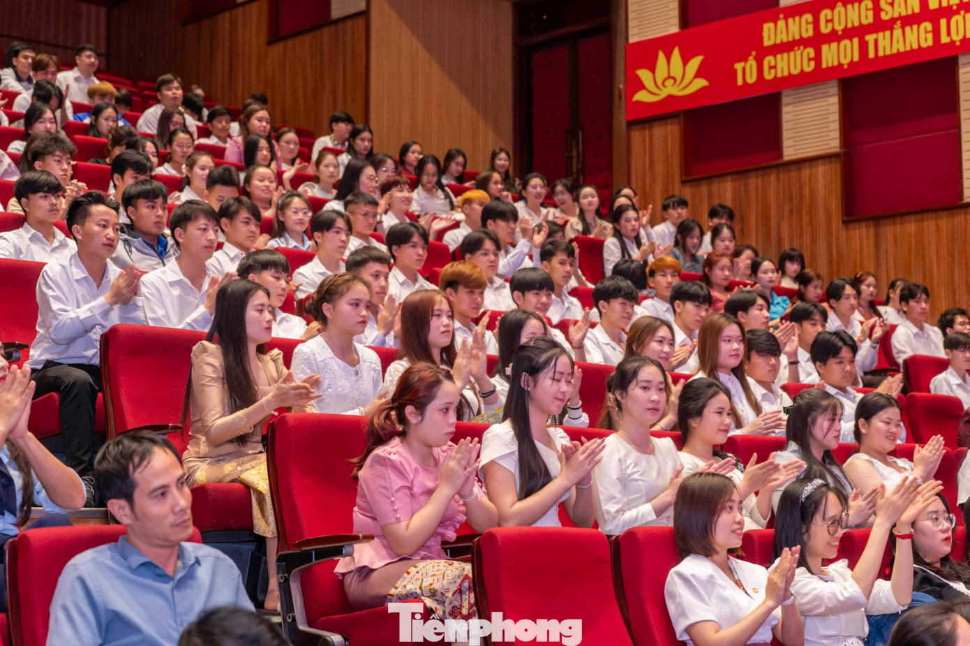 Đây là hoạt động giúp các lưu học sinh Lào đang theo học tại nhà trường không khí đón Tết cổ truyền vui tươi, ấm cúng như chính trên quê hương, đất nước mình. Đây là hoạt động giúp các lưu học sinh Lào đang theo học tại nhà trường không khí đón Tết cổ truyền vui tươi, ấm cúng như chính trên quê hương, đất nước mình.