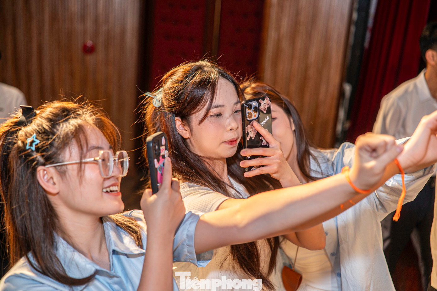 Trong Tết Bunpimay, nghi thức quan trọng không kém là Lễ buộc chỉ cổ tay (còn gọi là lễ Sou khoẳn). Lễ buộc chỉ cổ tay gồm 2 phần chính là nghi thức cúng và nghi thức buộc chỉ. Trong Tết Bunpimay, nghi thức quan trọng không kém là Lễ buộc chỉ cổ tay (còn gọi là lễ Sou khoẳn). Lễ buộc chỉ cổ tay gồm 2 phần chính là nghi thức cúng và nghi thức buộc chỉ.