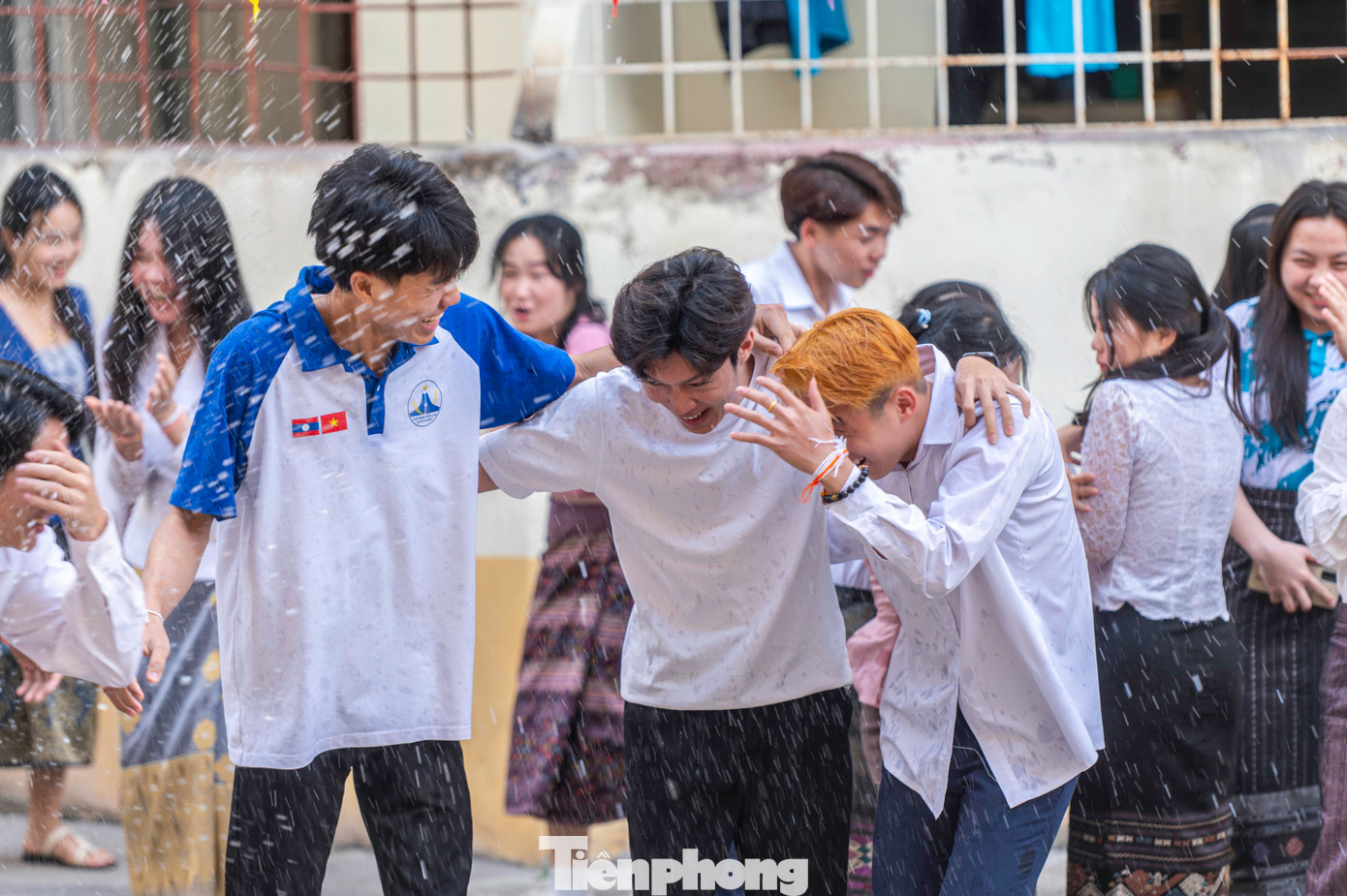 Tết Bunpimay là Tết truyền thống của người Lào kéo dài trong 3 ngày 14-16/5 dương lịch, trong đó điểm nhấn là Lễ hội té nước. Theo truyền thống hàng nghìn năm, mỗi khi Tết đến xuân về, người Lào lại tổ chức lễ hội té nước mang ý nghĩa gột rửa hết những điều không may mắn trong năm cũ, cầu chúc những điều tốt đẹp, hạnh phúc sẽ đến trong năm mới. Tết Bunpimay là Tết truyền thống của người Lào kéo dài trong 3 ngày 14-16/5 dương lịch, trong đó điểm nhấn là Lễ hội té nước. Theo truyền thống hàng nghìn năm, mỗi khi Tết đến xuân về, người Lào lại tổ chức lễ hội té nước mang ý nghĩa gột rửa hết những điều không may mắn trong năm cũ, cầu chúc những điều tốt đẹp, hạnh phúc sẽ đến trong năm mới.