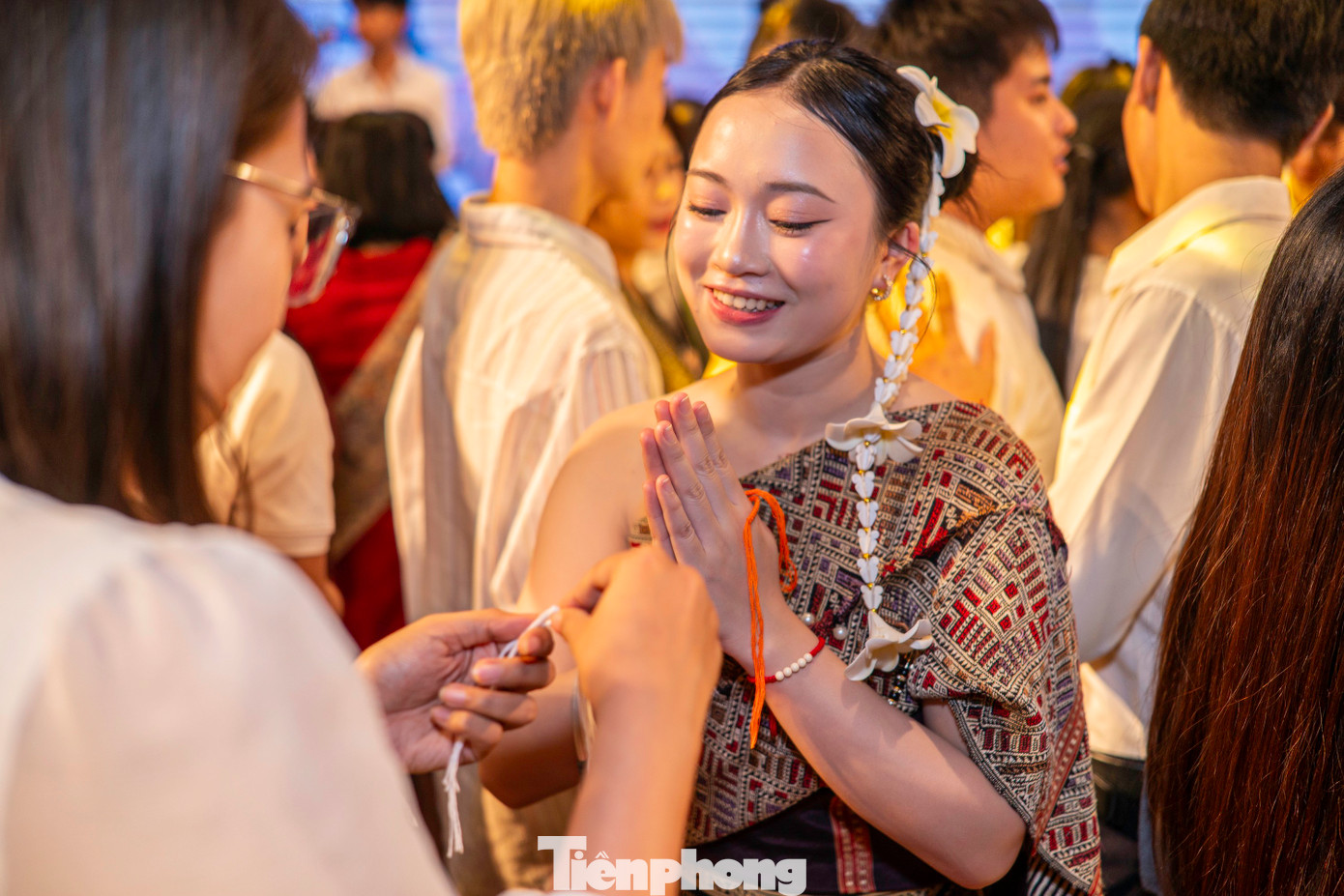 Trong Tết Bunpimay, nghi thức quan trọng không kém là Lễ buộc chỉ cổ tay (còn gọi là lễ Sou khoẳn). Lễ buộc chỉ cổ tay gồm 2 phần chính là nghi thức cúng và nghi thức buộc chỉ. Trong Tết Bunpimay, nghi thức quan trọng không kém là Lễ buộc chỉ cổ tay (còn gọi là lễ Sou khoẳn). Lễ buộc chỉ cổ tay gồm 2 phần chính là nghi thức cúng và nghi thức buộc chỉ.