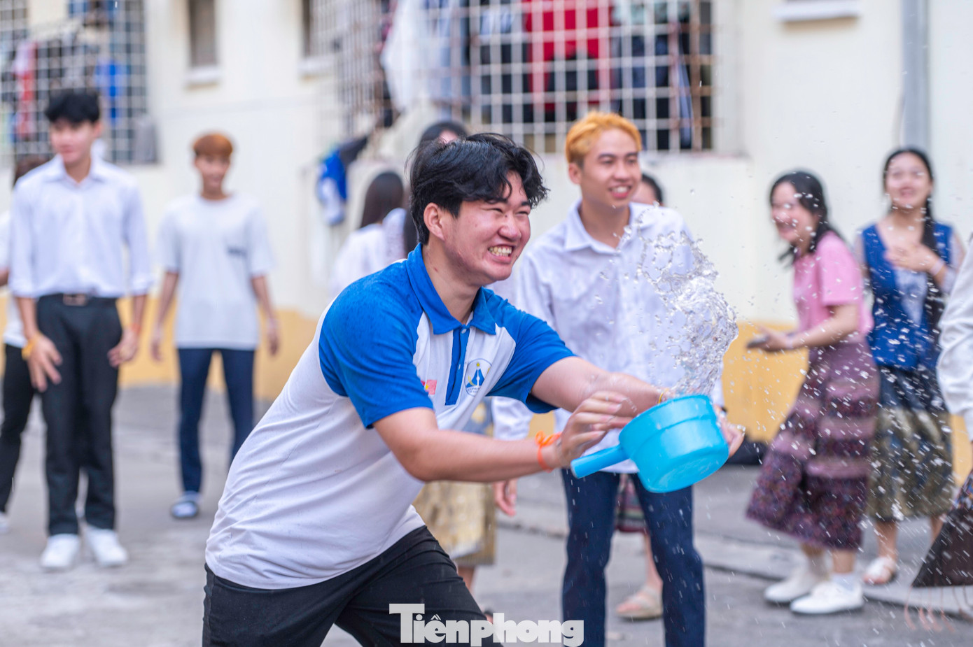 Tết Bunpimay là Tết truyền thống của người Lào kéo dài trong 3 ngày 14-16/5 dương lịch, trong đó điểm nhấn là Lễ hội té nước. Theo truyền thống hàng nghìn năm, mỗi khi Tết đến xuân về, người Lào lại tổ chức lễ hội té nước mang ý nghĩa gột rửa hết những điều không may mắn trong năm cũ, cầu chúc những điều tốt đẹp, hạnh phúc sẽ đến trong năm mới. Tết Bunpimay là Tết truyền thống của người Lào kéo dài trong 3 ngày 14-16/5 dương lịch, trong đó điểm nhấn là Lễ hội té nước. Theo truyền thống hàng nghìn năm, mỗi khi Tết đến xuân về, người Lào lại tổ chức lễ hội té nước mang ý nghĩa gột rửa hết những điều không may mắn trong năm cũ, cầu chúc những điều tốt đẹp, hạnh phúc sẽ đến trong năm mới.