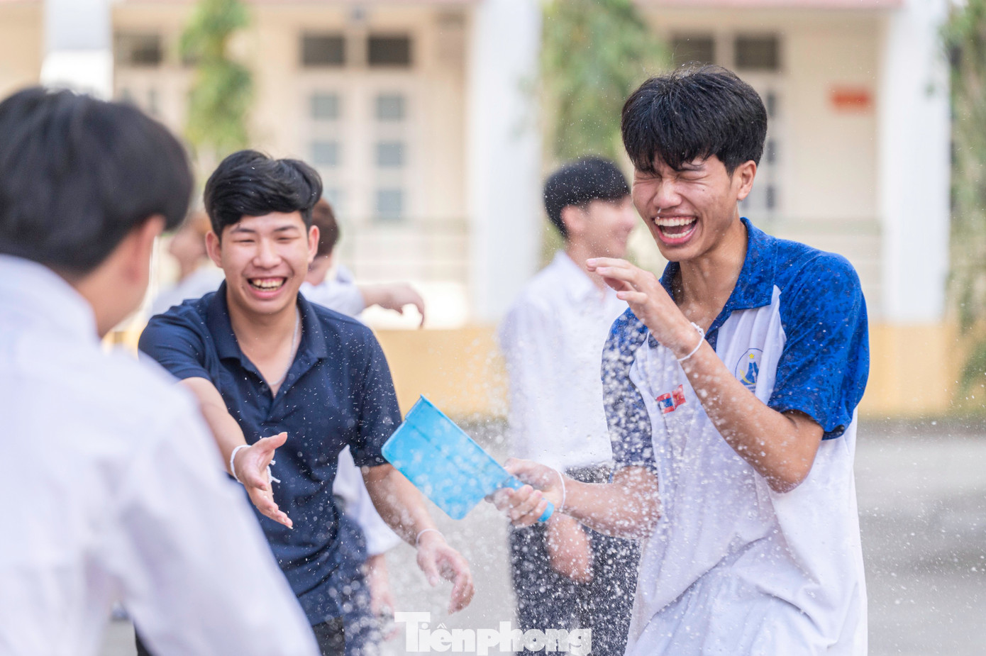 Tục té nước đón năm mới nhằm đưa tiễn mùa khô và cầu mưa xuống với mong muốn mưa thuận gió hòa đem lại sự sinh sôi nảy nở cho vạn vật. Tục té nước đón năm mới nhằm đưa tiễn mùa khô và cầu mưa xuống với mong muốn mưa thuận gió hòa đem lại sự sinh sôi nảy nở cho vạn vật.