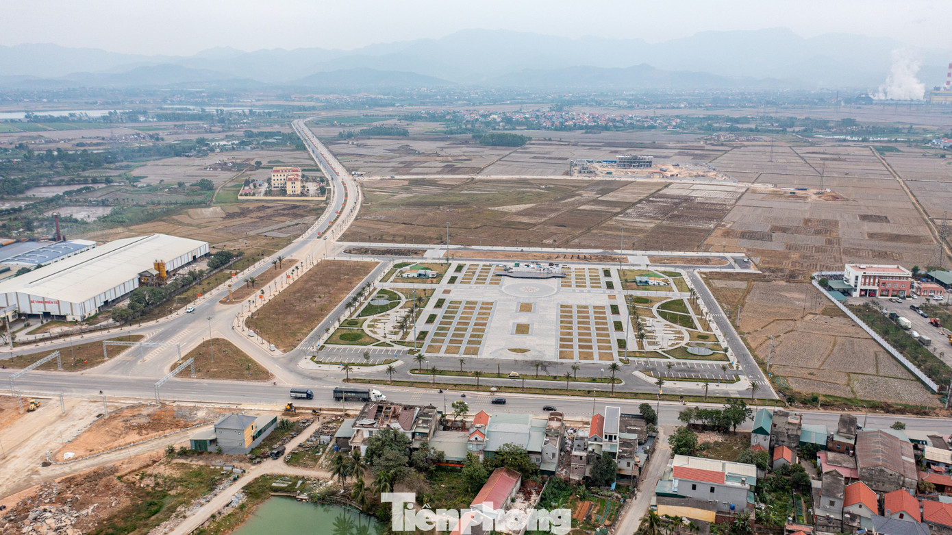 Tại vị trí đường Quốc lộ 18A qua phường Kim Sơn và Xuân Sơn. Khu vực đang được xúc tiến xây dựng Trung tâm hành chính mới của thành phố. Đường Trần Thái Tông chạy dọc trung tâm hành chính mới là tuyến đường mới kết nối giao thông với Khu di tích lịch sử văn hóa nhà Trần tại Đông Triều, Am - Chùa Ngọa Vân, chùa Hồ Thiên, tuyến đường hành hương sang khu di tích lịch sử Quốc gia đặc biệt Yên Tử, thành phố Uông Bí. Tại vị trí đường Quốc lộ 18A qua phường Kim Sơn và Xuân Sơn. Khu vực đang được xúc tiến xây dựng Trung tâm hành chính mới của thành phố. Đường Trần Thái Tông chạy dọc trung tâm hành chính mới là tuyến đường mới kết nối giao thông với Khu di tích lịch sử văn hóa nhà Trần tại Đông Triều, Am - Chùa Ngọa Vân, chùa Hồ Thiên, tuyến đường hành hương sang khu di tích lịch sử Quốc gia đặc biệt Yên Tử, thành phố Uông Bí.