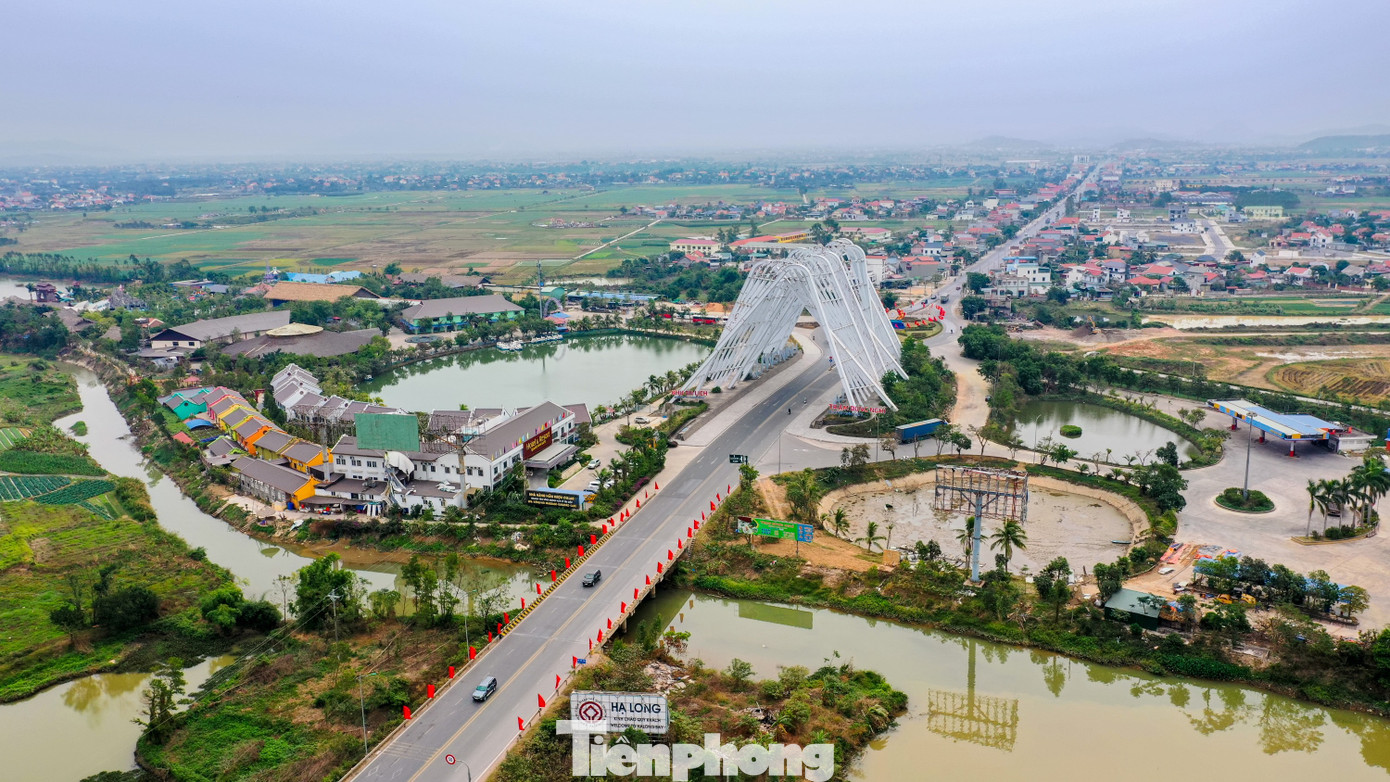 Đông Triều là thành phố ở phía Tây của tỉnh Quảng Ninh, giáp huyện Sơn Động, Lục Nam (Bắc Giang); Thị xã Kinh Môn, thành phố Chí Linh (Hải Dương) và thành phố tương lai Thủy Nguyên (thành phố Hải Phòng). Đông Triều là thành phố ở phía Tây của tỉnh Quảng Ninh, giáp huyện Sơn Động, Lục Nam (Bắc Giang); Thị xã Kinh Môn, thành phố Chí Linh (Hải Dương) và thành phố tương lai Thủy Nguyên (thành phố Hải Phòng).