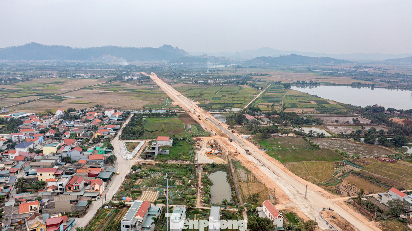 Đông Triều đang thực hiện nhiều dự án mở đường nhằm phát triển không gian đô thị sau khi địa phương này được phê duyệt lên thành phố. Ảnh: Quốc Nam.