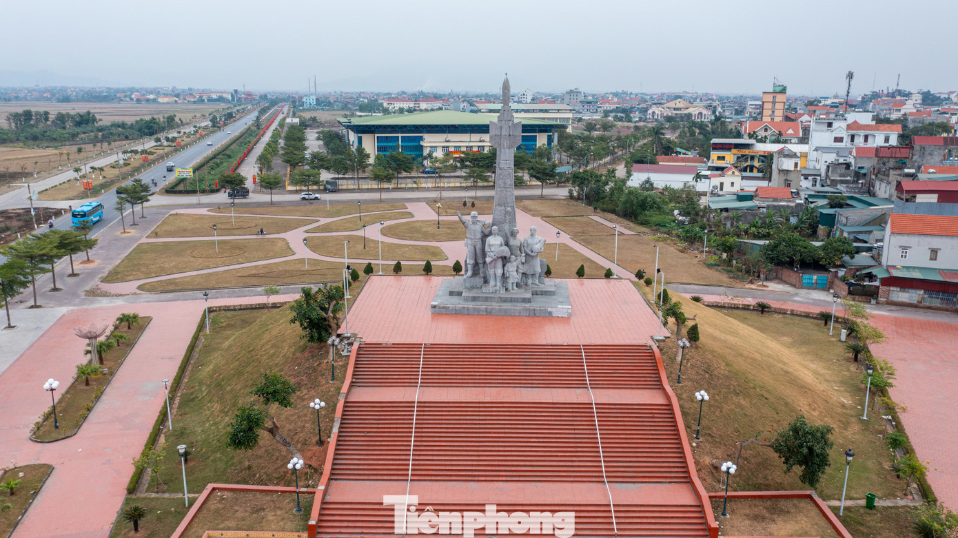 Đông Triều được biết đến là một trong những cái nôi của Phật giáo Việt Nam với Khu di tích lịch sử nhà Trần, đặc biệt là Am - Chùa Ngọa Vân được coi là thánh địa linh thiêng của Phật giáo Trúc Lâm - nơi Đức vua, Phật hoàng Trần Nhân Tông tu hành, hóa Phật. Đông Triều còn được mệnh danh là Đệ tứ Chiến khu anh hùng, là nơi thành lập chi bộ đảng Cộng sản Việt Nam đầu tiên ở Quảng Ninh. Đông Triều được biết đến là một trong những cái nôi của Phật giáo Việt Nam với Khu di tích lịch sử nhà Trần, đặc biệt là Am - Chùa Ngọa Vân được coi là thánh địa linh thiêng của Phật giáo Trúc Lâm - nơi Đức vua, Phật hoàng Trần Nhân Tông tu hành, hóa Phật. Đông Triều còn được mệnh danh là Đệ tứ Chiến khu anh hùng, là nơi thành lập chi bộ đảng Cộng sản Việt Nam đầu tiên ở Quảng Ninh.