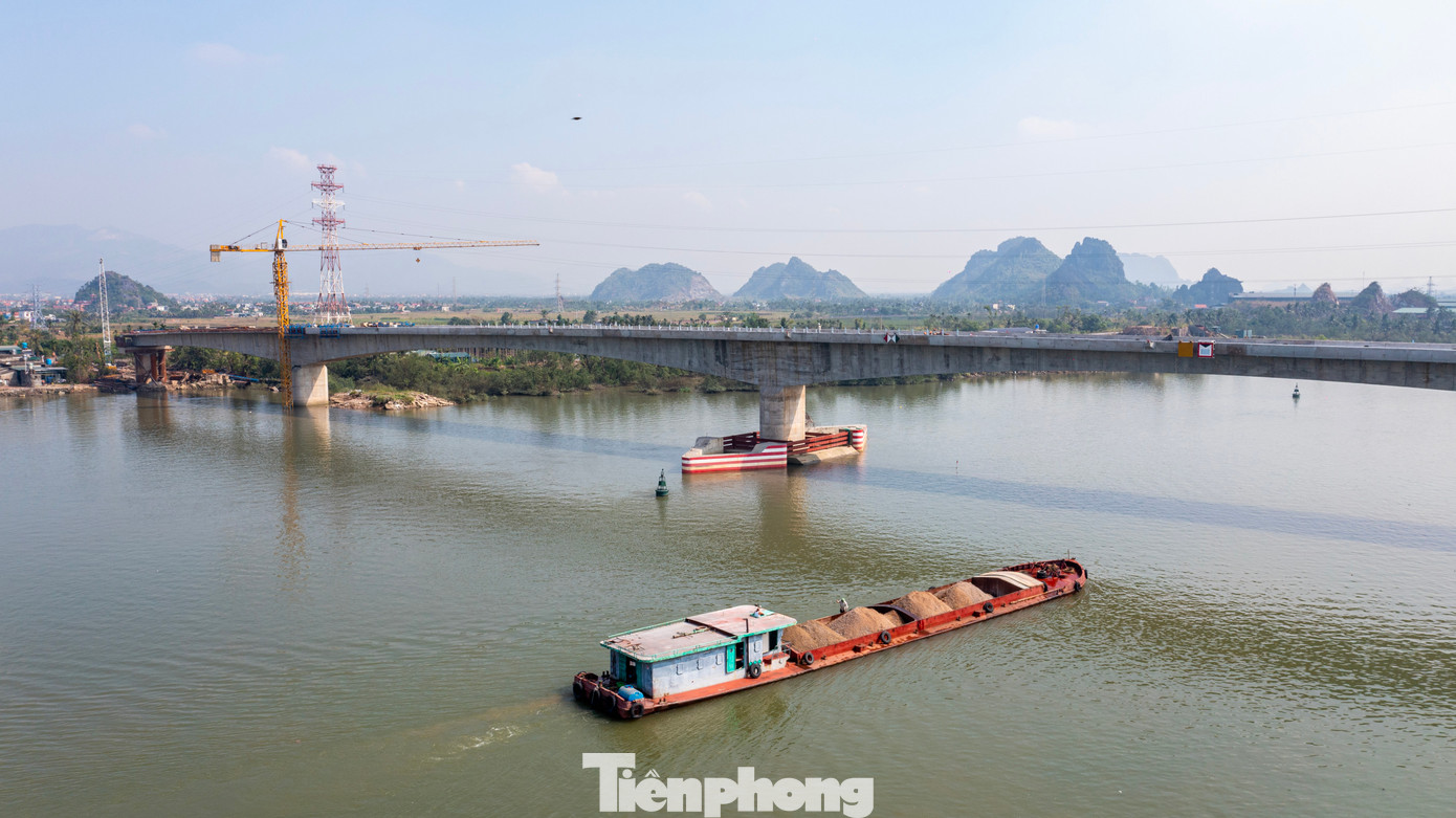 Nhiều dự án mở đường mới được Đông Triều tích cực đầu tư bằng nguồn ngân sách địa phương mang tính kết nối vùng đang và đã được hoàn thành, đưa vào khai thác, như: Dự án nâng cấp các tuyến đường tỉnh 327, 333, 345; cầu Đông Mai (nối thành phố Chí Linh, Hải Dương), cầu Triều (nối thị xã Kinh Môn, Hải Dương)… Nhiều dự án mở đường mới được Đông Triều tích cực đầu tư bằng nguồn ngân sách địa phương mang tính kết nối vùng đang và đã được hoàn thành, đưa vào khai thác, như: Dự án nâng cấp các tuyến đường tỉnh 327, 333, 345; cầu Đông Mai (nối thành phố Chí Linh, Hải Dương), cầu Triều (nối thị xã Kinh Môn, Hải Dương)…