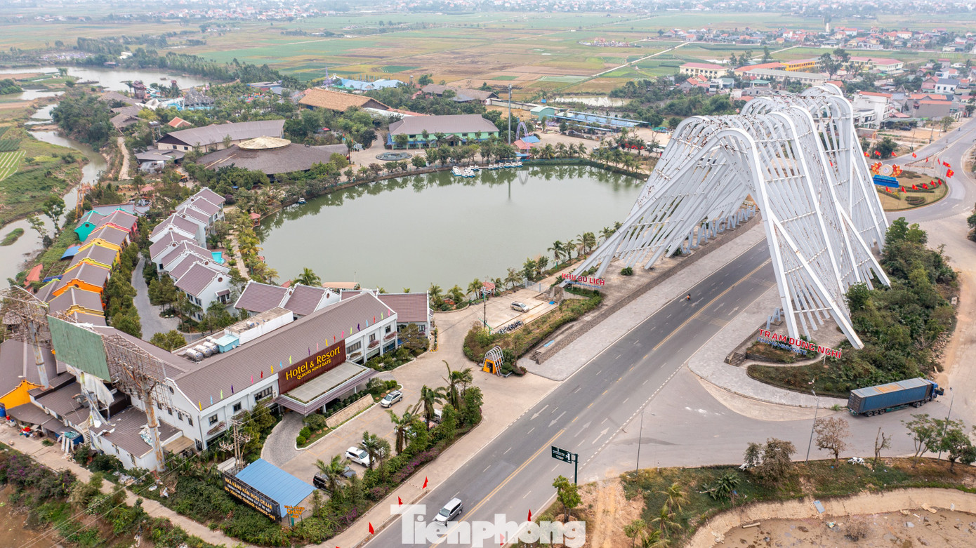 Địa phương này cũng là cửa ngõ vào Quảng Ninh trên trục Quốc lộ 18. Tỉnh Quảng Ninh đã đầu tư 198 tỷ xây dựng công trình cổng vòm bằng thép ngay tại phường Bình Dương, thành phố Đông Triều với hình dáng đặc biệt cùng khu dừng nghỉ giới thiệu sản phẩm du lịch tại địa phương. Đây là công trình văn hóa mang ý nghĩa xã hội cao, là điểm nhấn quan trọng, tạo ấn tượng đối với du khách khi đặt chân tới Quảng Ninh. Địa phương này cũng là cửa ngõ vào Quảng Ninh trên trục Quốc lộ 18. Tỉnh Quảng Ninh đã đầu tư 198 tỷ xây dựng công trình cổng vòm bằng thép ngay tại phường Bình Dương, thành phố Đông Triều với hình dáng đặc biệt cùng khu dừng nghỉ giới thiệu sản phẩm du lịch tại địa phương. Đây là công trình văn hóa mang ý nghĩa xã hội cao, là điểm nhấn quan trọng, tạo ấn tượng đối với du khách khi đặt chân tới Quảng Ninh.