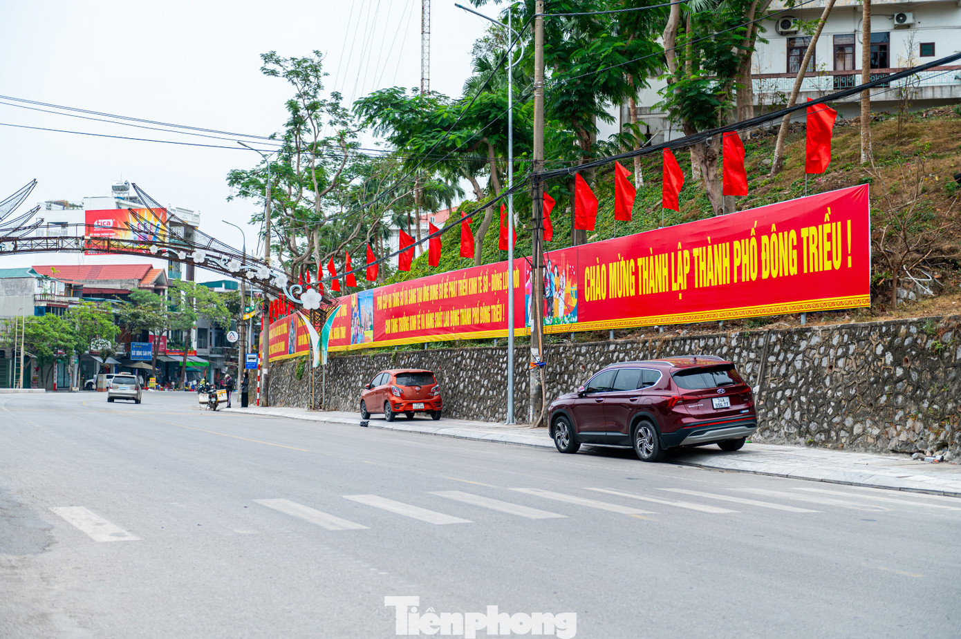 Đông Triều đang tiếp tục huy động sức mạnh, sự vào cuộc của cả hệ thống chính trị, huy động các nguồn lực xã hội hóa hoàn thiện hạ tầng, nâng cao chất lượng các đô thị hiện hữu theo hướng đô thị hiện đại văn minh, đáp ứng được cho nền tảng thành phố trẻ nơi cửa ngõ phía Tây của tỉnh Quảng Ninh. Đông Triều đang tiếp tục huy động sức mạnh, sự vào cuộc của cả hệ thống chính trị, huy động các nguồn lực xã hội hóa hoàn thiện hạ tầng, nâng cao chất lượng các đô thị hiện hữu theo hướng đô thị hiện đại văn minh, đáp ứng được cho nền tảng thành phố trẻ nơi cửa ngõ phía Tây của tỉnh Quảng Ninh.