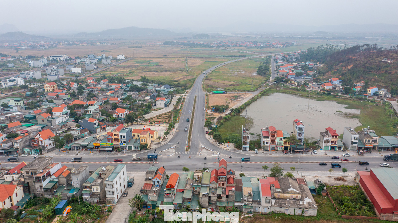 Nhiều dự án mở đường mới được Đông Triều tích cực đầu tư bằng nguồn ngân sách địa phương mang tính kết nối vùng đang và đã được hoàn thành, đưa vào khai thác, như: Dự án nâng cấp các tuyến đường tỉnh 327, 333, 345; cầu Đông Mai (nối thành phố Chí Linh, Hải Dương), cầu Triều (nối thị xã Kinh Môn, Hải Dương)… Nhiều dự án mở đường mới được Đông Triều tích cực đầu tư bằng nguồn ngân sách địa phương mang tính kết nối vùng đang và đã được hoàn thành, đưa vào khai thác, như: Dự án nâng cấp các tuyến đường tỉnh 327, 333, 345; cầu Đông Mai (nối thành phố Chí Linh, Hải Dương), cầu Triều (nối thị xã Kinh Môn, Hải Dương)…