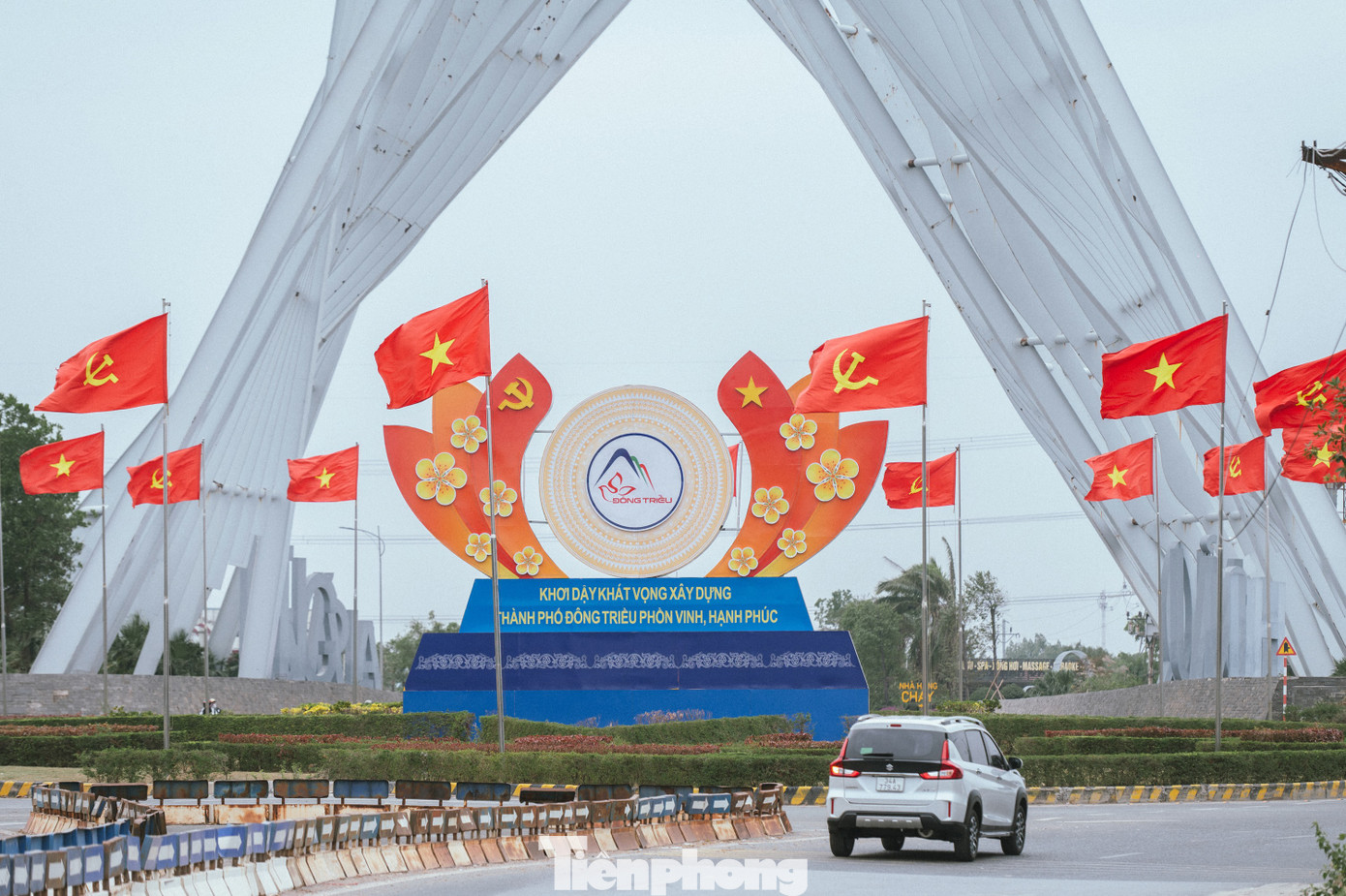 Đông Triều đang tiếp tục huy động sức mạnh, sự vào cuộc của cả hệ thống chính trị, huy động các nguồn lực xã hội hóa hoàn thiện hạ tầng, nâng cao chất lượng các đô thị hiện hữu theo hướng đô thị hiện đại văn minh, đáp ứng được cho nền tảng thành phố trẻ nơi cửa ngõ phía Tây của tỉnh Quảng Ninh. Đông Triều đang tiếp tục huy động sức mạnh, sự vào cuộc của cả hệ thống chính trị, huy động các nguồn lực xã hội hóa hoàn thiện hạ tầng, nâng cao chất lượng các đô thị hiện hữu theo hướng đô thị hiện đại văn minh, đáp ứng được cho nền tảng thành phố trẻ nơi cửa ngõ phía Tây của tỉnh Quảng Ninh.