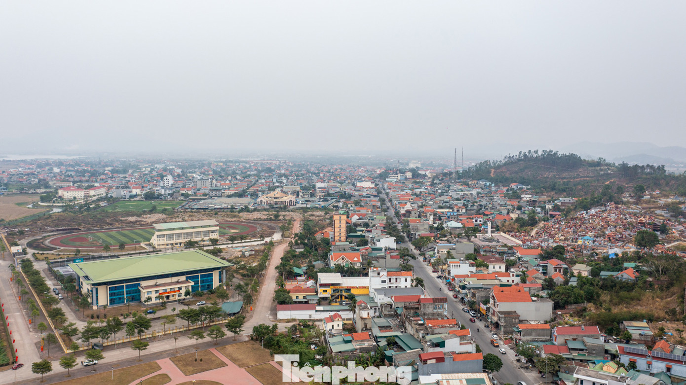 Theo đại diện thành phố Đông Triều, trên chặng đường hiện thực hóa mục tiêu thành lập thành phố, địa phương đã tập trung triển khai các quy hoạch, tạo lập không gian phát triển đô thị đồng bộ, hiện đại, gắn với xây dựng nông thôn mới; đẩy nhanh tiến độ hoàn thiện các tiêu chuẩn còn yếu, còn thiếu đối với đô thị loại III, hướng tới hoàn thiện các tiêu chuẩn đô thị loại II. Theo đại diện thành phố Đông Triều, trên chặng đường hiện thực hóa mục tiêu thành lập thành phố, địa phương đã tập trung triển khai các quy hoạch, tạo lập không gian phát triển đô thị đồng bộ, hiện đại, gắn với xây dựng nông thôn mới; đẩy nhanh tiến độ hoàn thiện các tiêu chuẩn còn yếu, còn thiếu đối với đô thị loại III, hướng tới hoàn thiện các tiêu chuẩn đô thị loại II.