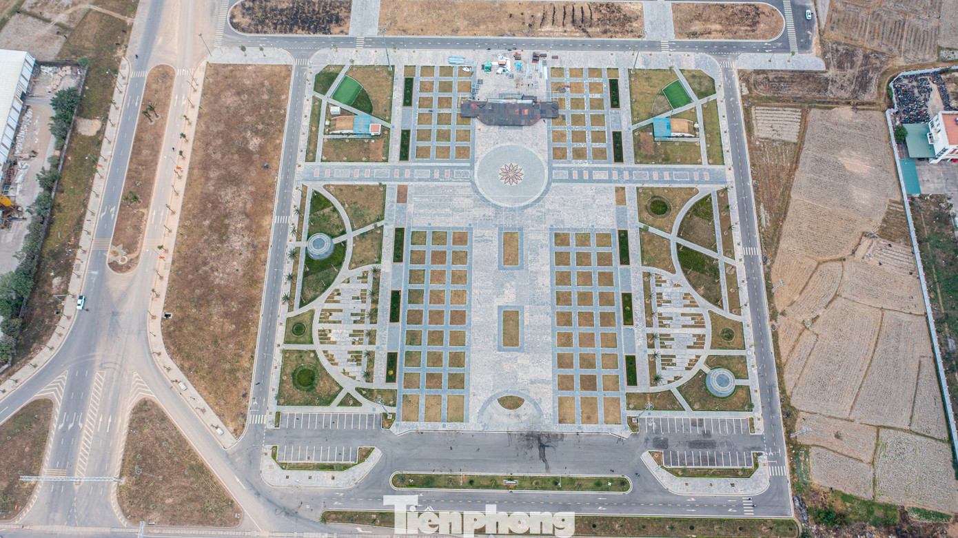 Hiện tại, thành phố đã xây dựng và hoàn thiện xong Quảng trường trung tâm thành phố. Đây sẽ là địa điểm tổ chức Lễ công bố Nghị quyết của Ủy ban Thường vụ Quốc hội về việc thành lập thành phố Đông Triều và chào đón năm mới diễn ra vào tối 1.1.2025. Hiện tại, thành phố đã xây dựng và hoàn thiện xong Quảng trường trung tâm thành phố. Đây sẽ là địa điểm tổ chức Lễ công bố Nghị quyết của Ủy ban Thường vụ Quốc hội về việc thành lập thành phố Đông Triều và chào đón năm mới diễn ra vào tối 1.1.2025.