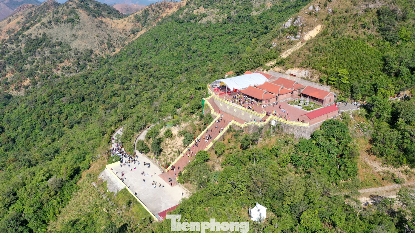 Đông Triều được biết đến là một trong những cái nôi của Phật giáo Việt Nam với Khu di tích lịch sử nhà Trần, đặc biệt là Am - Chùa Ngọa Vân được coi là thánh địa linh thiêng của Phật giáo Trúc Lâm - nơi Đức vua, Phật hoàng Trần Nhân Tông tu hành, hóa Phật. Đông Triều còn được mệnh danh là Đệ tứ Chiến khu anh hùng, là nơi thành lập chi bộ đảng Cộng sản Việt Nam đầu tiên ở Quảng Ninh. Đông Triều được biết đến là một trong những cái nôi của Phật giáo Việt Nam với Khu di tích lịch sử nhà Trần, đặc biệt là Am - Chùa Ngọa Vân được coi là thánh địa linh thiêng của Phật giáo Trúc Lâm - nơi Đức vua, Phật hoàng Trần Nhân Tông tu hành, hóa Phật. Đông Triều còn được mệnh danh là Đệ tứ Chiến khu anh hùng, là nơi thành lập chi bộ đảng Cộng sản Việt Nam đầu tiên ở Quảng Ninh.