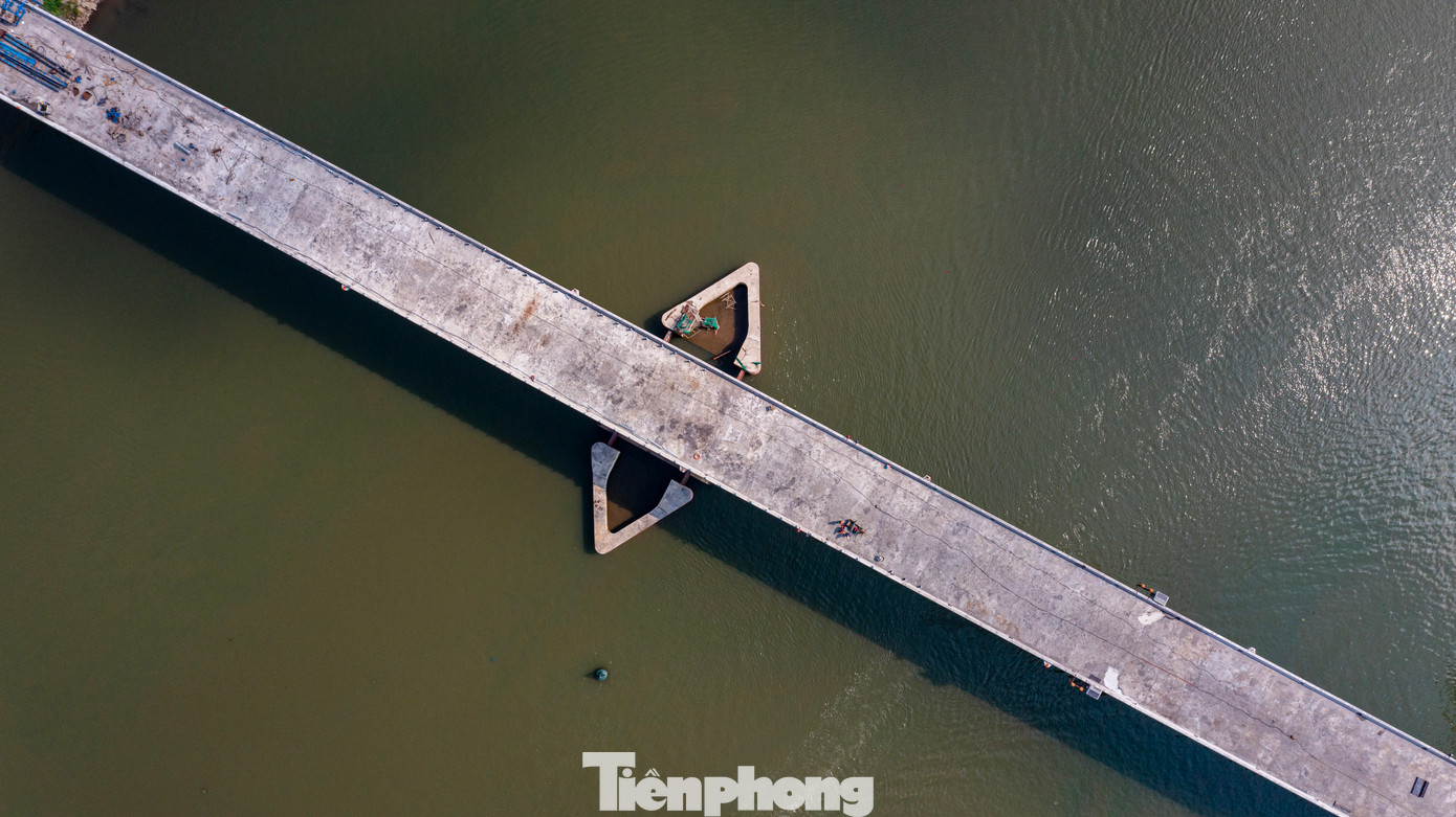 Nhiều dự án mở đường mới được Đông Triều tích cực đầu tư bằng nguồn ngân sách địa phương mang tính kết nối vùng đang và đã được hoàn thành, đưa vào khai thác, như: Dự án nâng cấp các tuyến đường tỉnh 327, 333, 345; cầu Đông Mai (nối thành phố Chí Linh, Hải Dương), cầu Triều (nối thị xã Kinh Môn, Hải Dương)… Nhiều dự án mở đường mới được Đông Triều tích cực đầu tư bằng nguồn ngân sách địa phương mang tính kết nối vùng đang và đã được hoàn thành, đưa vào khai thác, như: Dự án nâng cấp các tuyến đường tỉnh 327, 333, 345; cầu Đông Mai (nối thành phố Chí Linh, Hải Dương), cầu Triều (nối thị xã Kinh Môn, Hải Dương)…