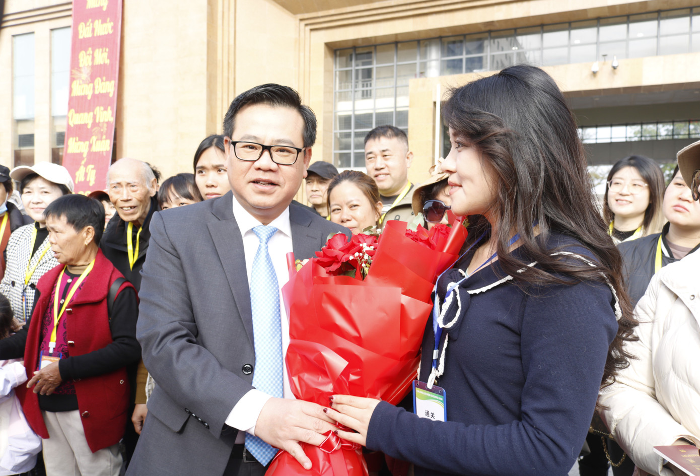 Ông Hoàng Bá Nam - Bí thư Thành ủy Móng Cái - cùng lãnh đạo thành phố đã trực tiếp đến khu vực nhập cảnh tại cửa khẩu để tặng hoa, chúc tết những vị khách đầu tiên xông đất Quảng Ninh qua đường cửa khẩu.