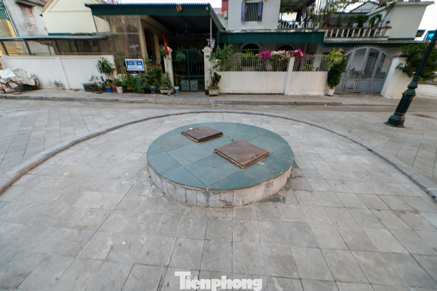 Bên cạnh hai cây lim cổ có hai giếng nước được xây từ thời Pháp, gắn liền với đời sống sinh hoạt của người dân nơi đây. Hiện hai giếng được xây xung quanh, lát gạch sạch sẽ và có nắp đậy. "Nước ở hai giếng ngọt, sạch sẽ, trước đây phục vụ sinh hoạt cho cả khu dân cư. Nhưng bây giờ nhà nào cũng có nước máy nên ít người còn lấy nước giếng. Hai cây lim phát triển tốt cũng nhờ có hai giếng cung cấp nước tưới cây", một người dân sống gần đó cho biết.