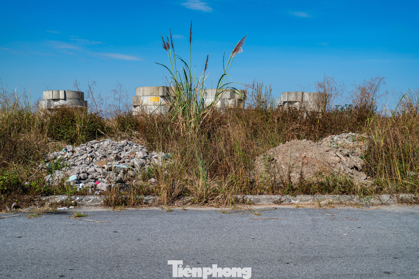 Ghi nhận của PV báo Tiền Phong tại một số khu vực thuộc Khu đô thị lấn biển Hà Khánh A mở rộng, hiện tượng đổ trộm chất thải, phế thải xảy ra rất phổ biến ở ven đường, bãi đất trống chưa có người ở.