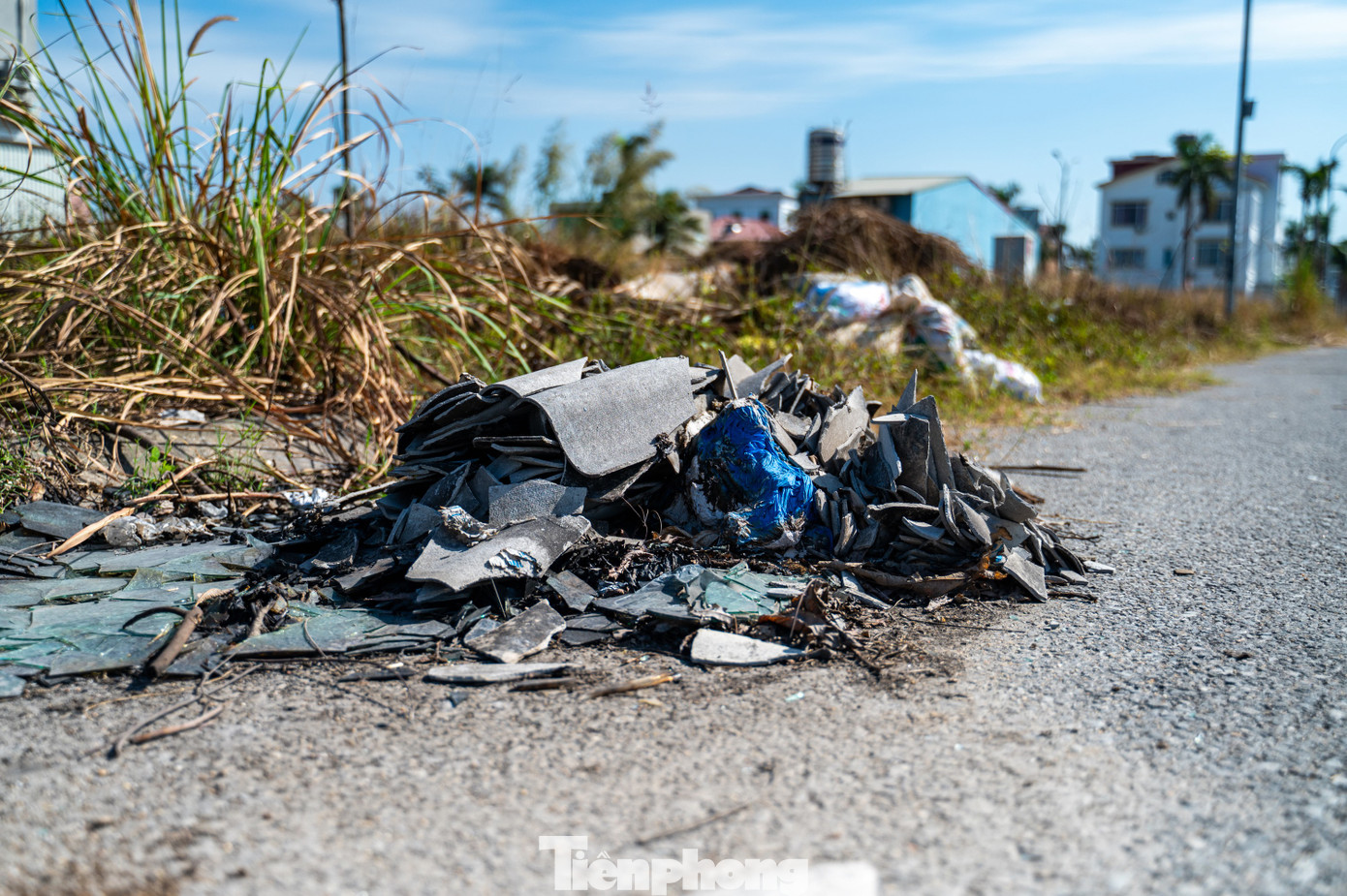 “Cứ có bãi đất trống là họ vứt ra, thậm chí đổ thẳng ra đường. Trước đây cũng có một vài người ra trông nom, nhắc nhở nhưng chặn đầu dưới thì họ lại đổ đầu trên hoặc nửa đêm mới mang ra đổ trộm”, chị Phương chia sẻ.