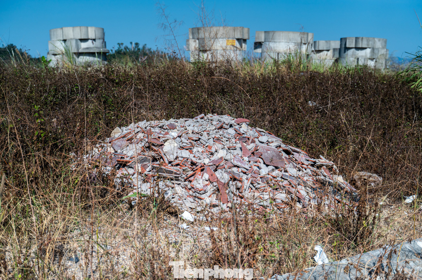 Có rất nhiều loại phế thải như gạch ngói, nhựa, xốp, giường, tủ, bàn, ghế, thiết bị điện dân dụng, điện tử hỏng, gương, kính vỡ... được đổ bừa bãi tại đây.