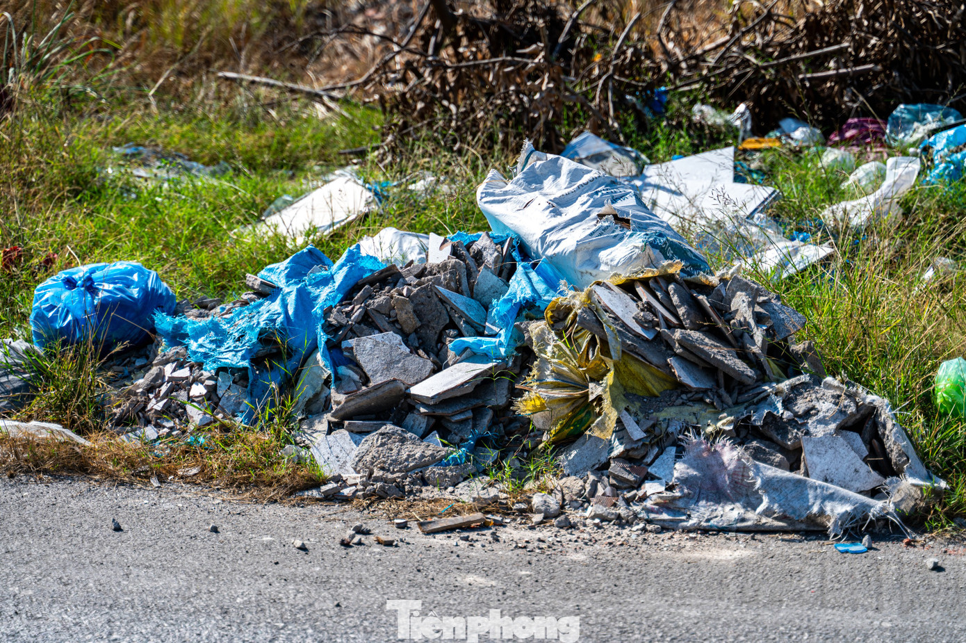 Việc đổ thải ngay tại khu đô thị nằm sát mặt biển thuộc vịnh Cửa Lục gây ô nhiễm môi trường, mất mỹ quan đô thị và phát sinh nhiều hệ lụy trong việc quản lý chất thải rắn, chất thải xây dựng.