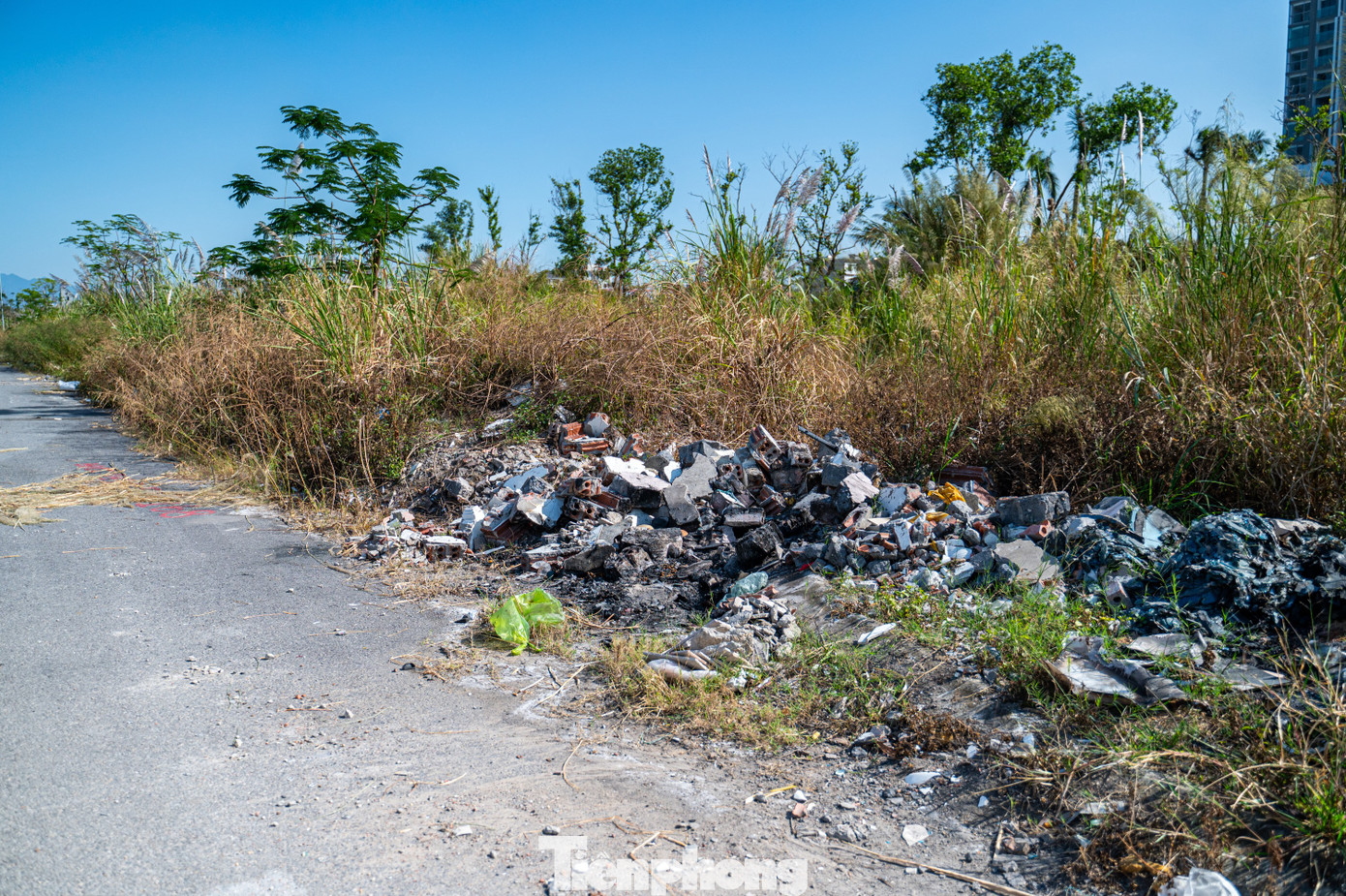 Khi xây dựng xong, cả khu đô thị không có người ở, không có hệ thống chiếu sáng nên nhiều xe chở vật liệu xây dựng chọn địa điểm này để đổ thải.