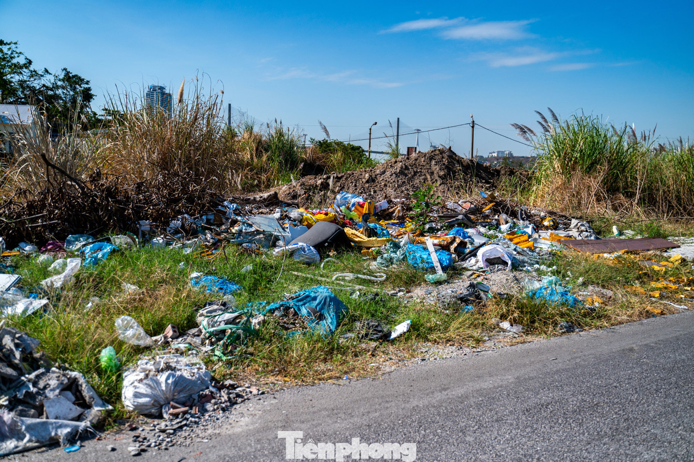 Thời gian gần đây, người dân sinh sống tại các phường Cao Xanh, Hà Khánh thuộc TP Hạ Long liên tục phản ánh về tình trạng các xe chở rác thải, phế thải, rác thải xây dựng chạy vào khu vực thuộc Khu đô thị lấn biển Hà Khánh A mở rộng để đổ trộm.