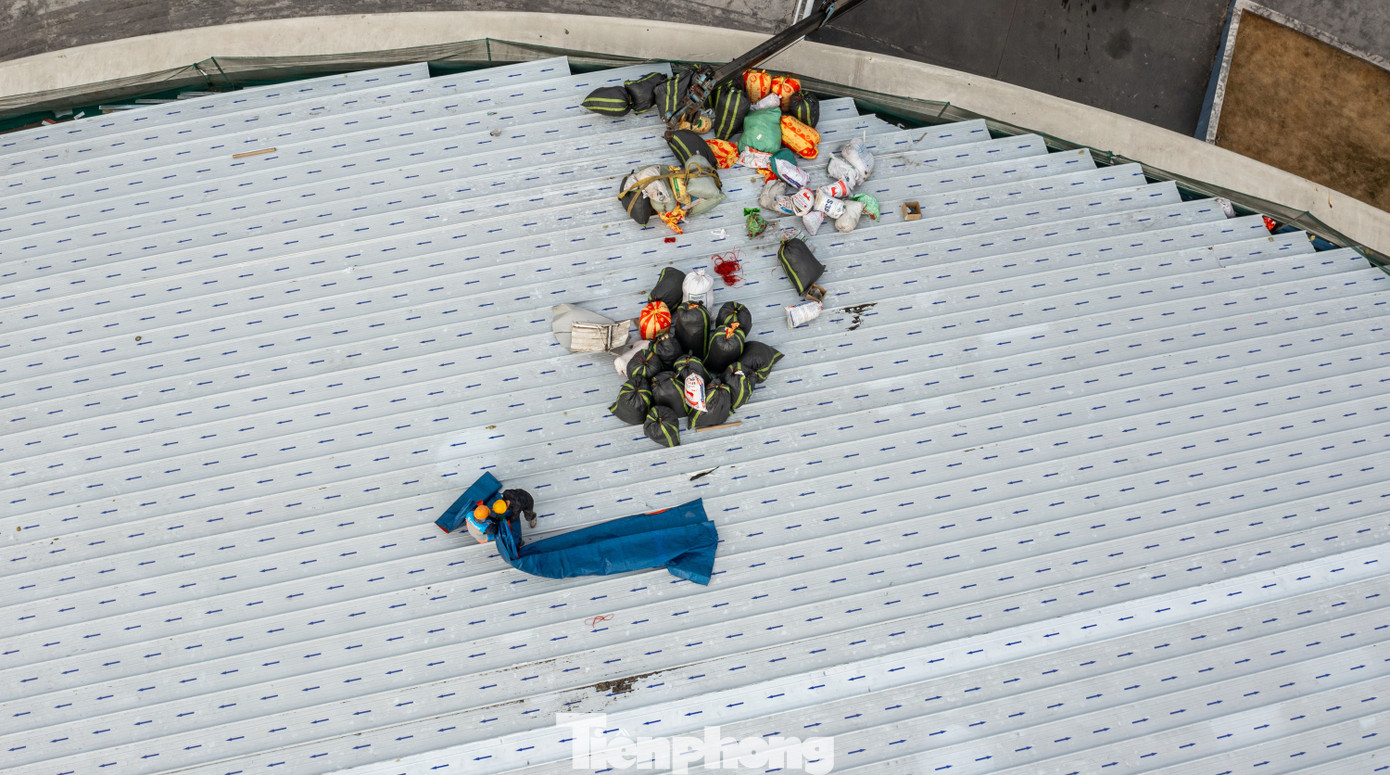 Nhà thầu đang tập trung thi công, gia cố lại hệ thống cột, vách công trình bị hư hỏng. Đồng thời khắc phục một phần của Cung quy hoạch để phục vụ gian hàng hội chợ OCOP phục vụ người dân mua sắm Tết.