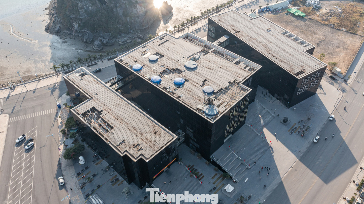 Ông Đỗ Quyết Tiến, Giám đốc Bảo tàng Quảng Ninh, cho biết bão số 3 làm cả ngàn m2 kính bị vỡ, bay nhiều khung thép, hư hỏng nặng. Nhiều khu vực bên trong bảo tàng bị thấm, dột nước. Sau khi làm việc với các đơn vị bảo hiểm, dự kiến tổng chi phí để khắc phục thiệt hại là gần 4 tỷ đồng. Trong đó, riêng 1.000 m2 kính ngoài trời bị vỡ, hỏng, ước tính chi phí sửa chữa, lắp đặt mới là gần 2 tỷ đồng