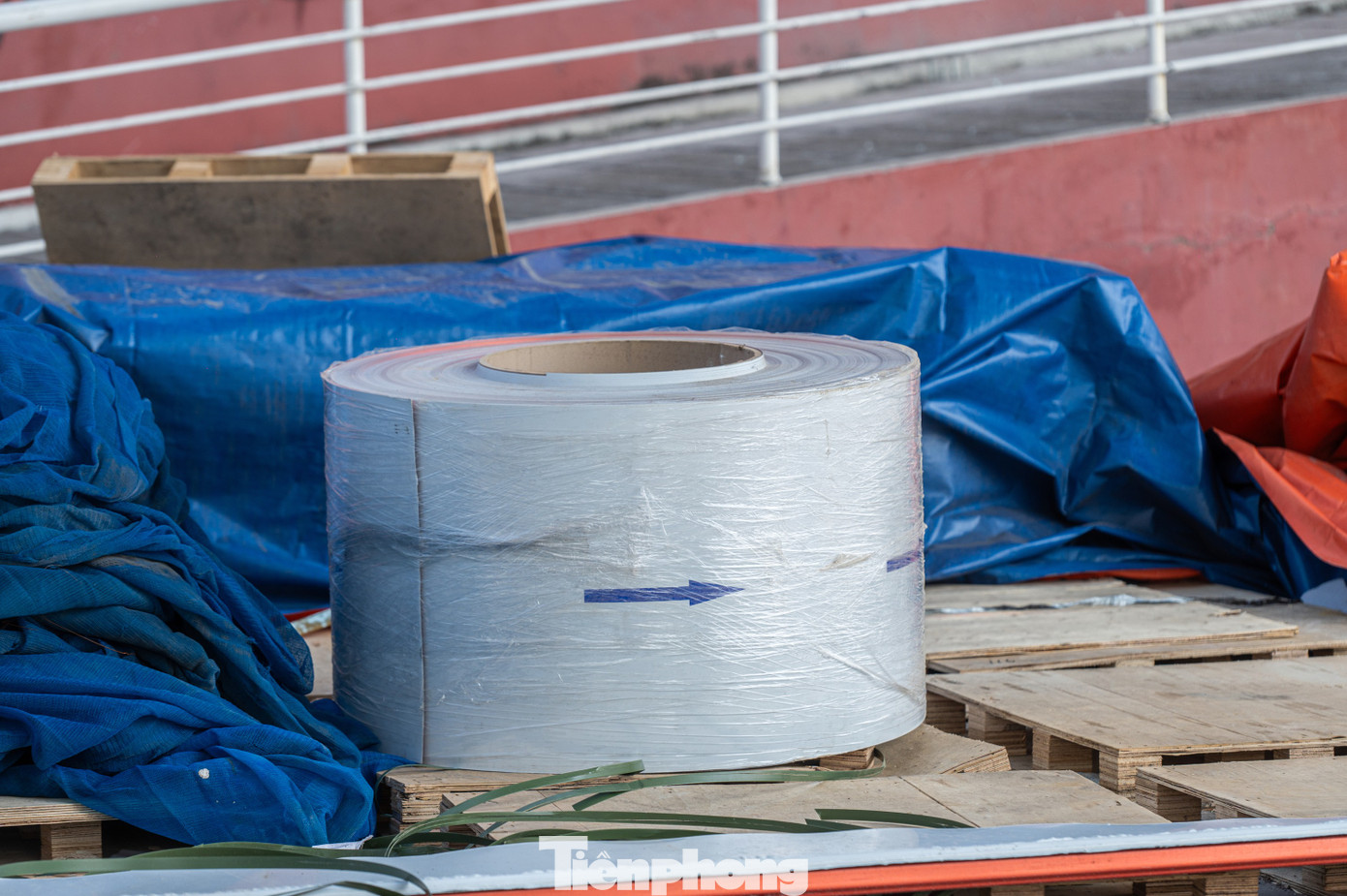 Ghi nhận của báo Tiền Phong, những cuộn tôn lớn được tập kết ngay tại công trình Cung quy hoạch. Để đảm bảo tiến độ, phù hợp thiết kế, tổ chức thi công liên tục, việc thi công định hình, ép mái tôn được nhà thầu triển khai ngay tại công trường.