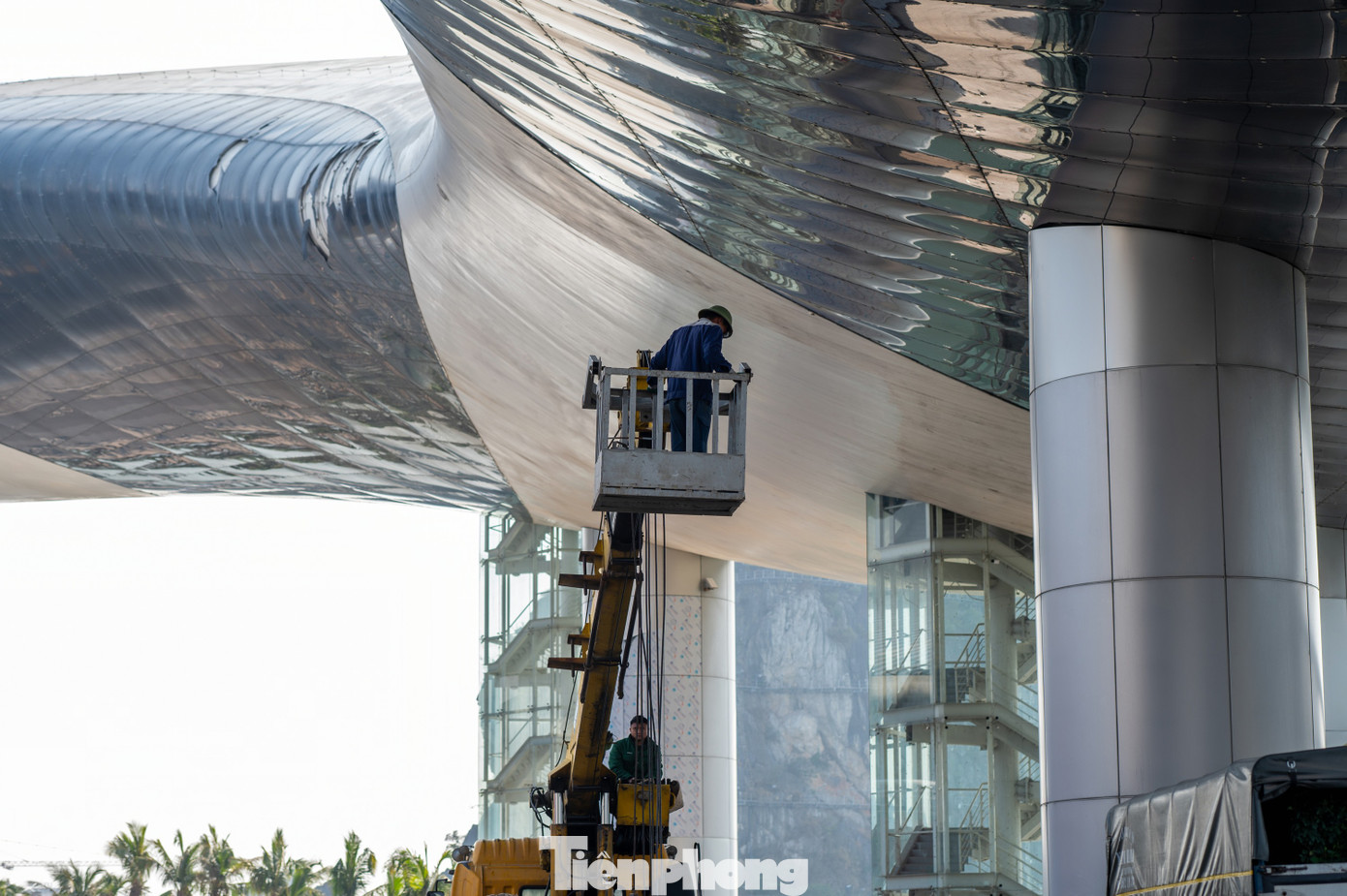 Nhà thầu đang tập trung thi công, gia cố lại hệ thống cột, vách công trình bị hư hỏng. Đồng thời khắc phục một phần của Cung quy hoạch để phục vụ gian hàng hội chợ OCOP phục vụ người dân mua sắm Tết.