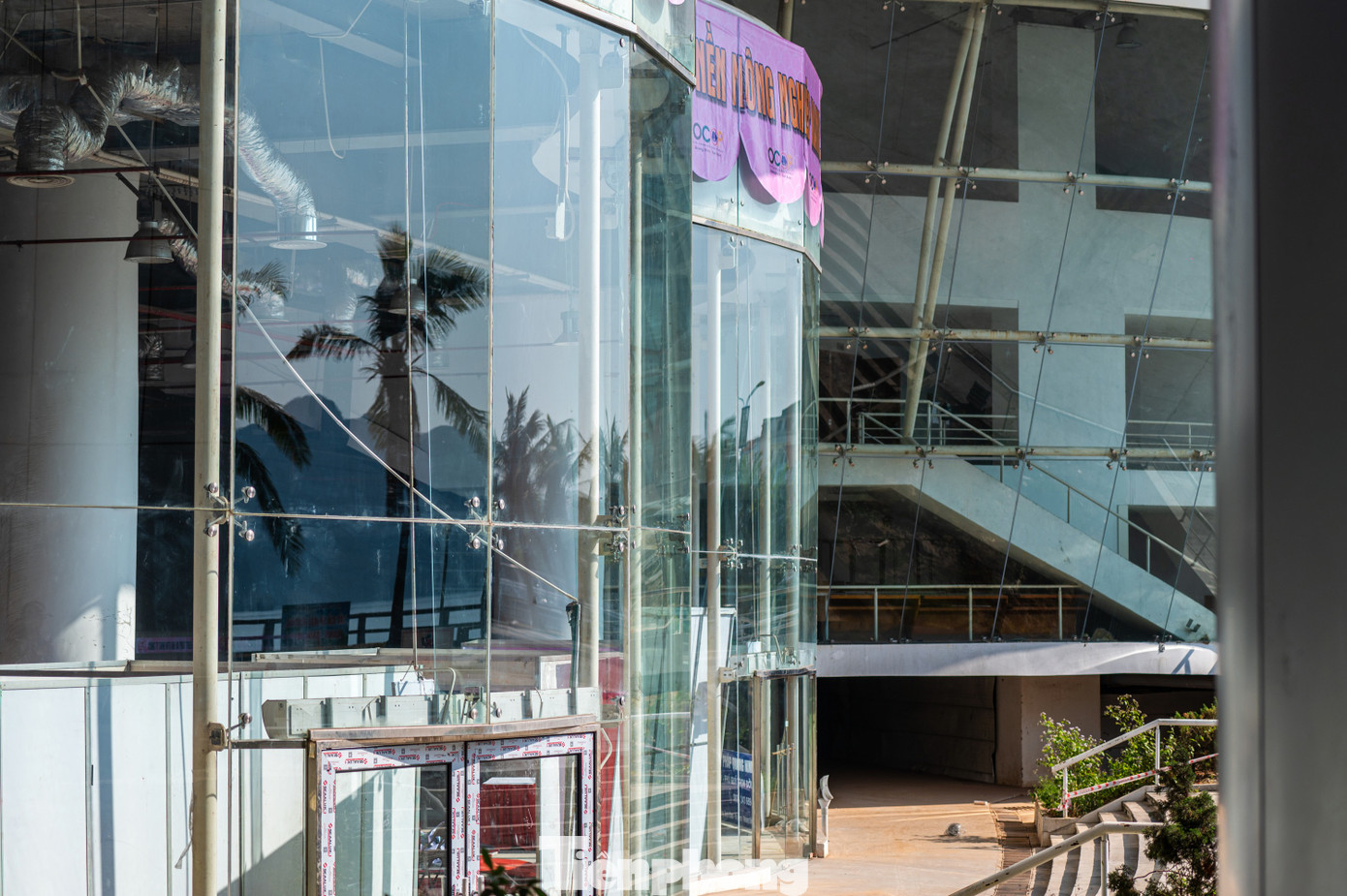 Song song với đó, triển khai gia cố, thay thế hệ thống vách, cửa kính bao che mặt ngoài công trình. Trong đó, đã hoàn thành thi công kính của tầng 2 và tầng 1.