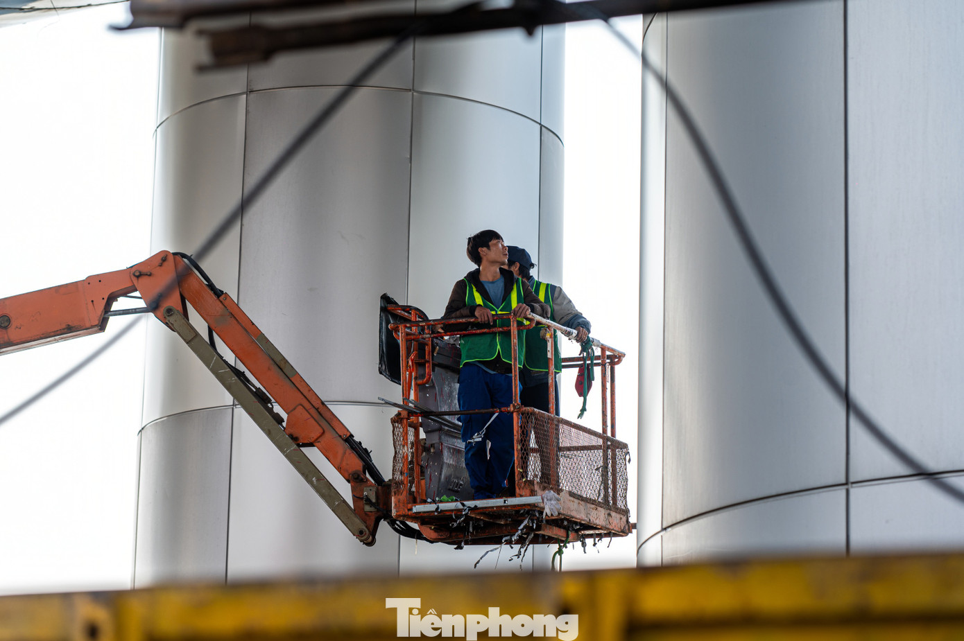 Những ngày cận Tết Nguyên đán Ất Tỵ 2025, hàng loạt công trình trọng điểm của tỉnh Quảng Ninh đang được các công nhân hối hả hoàn thành sửa chữa các phần bị hư hỏng.